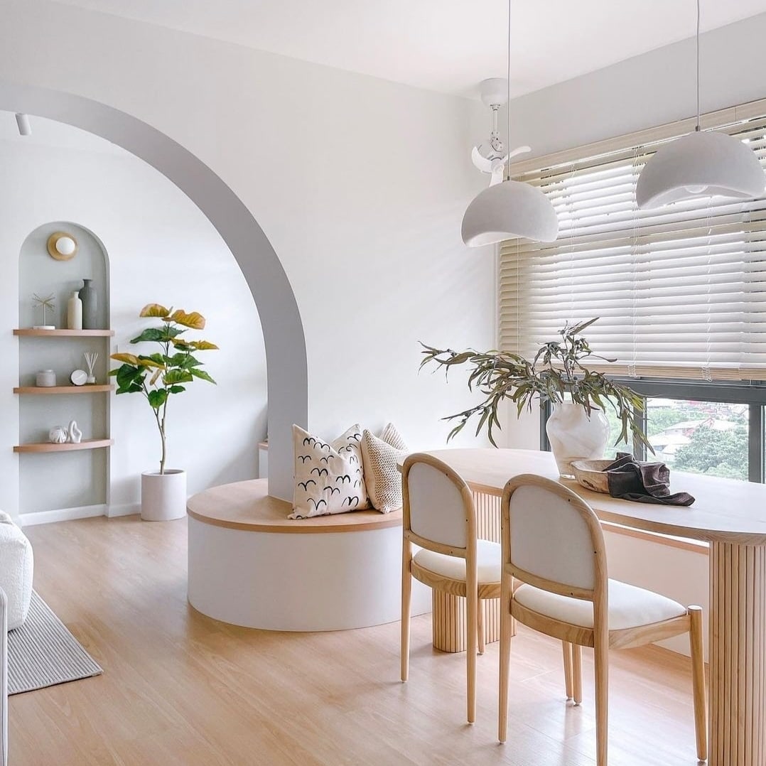 Curves & more - Modern minimalist dining room, light wood flooring, white walls, soft natural light, circular wooden table