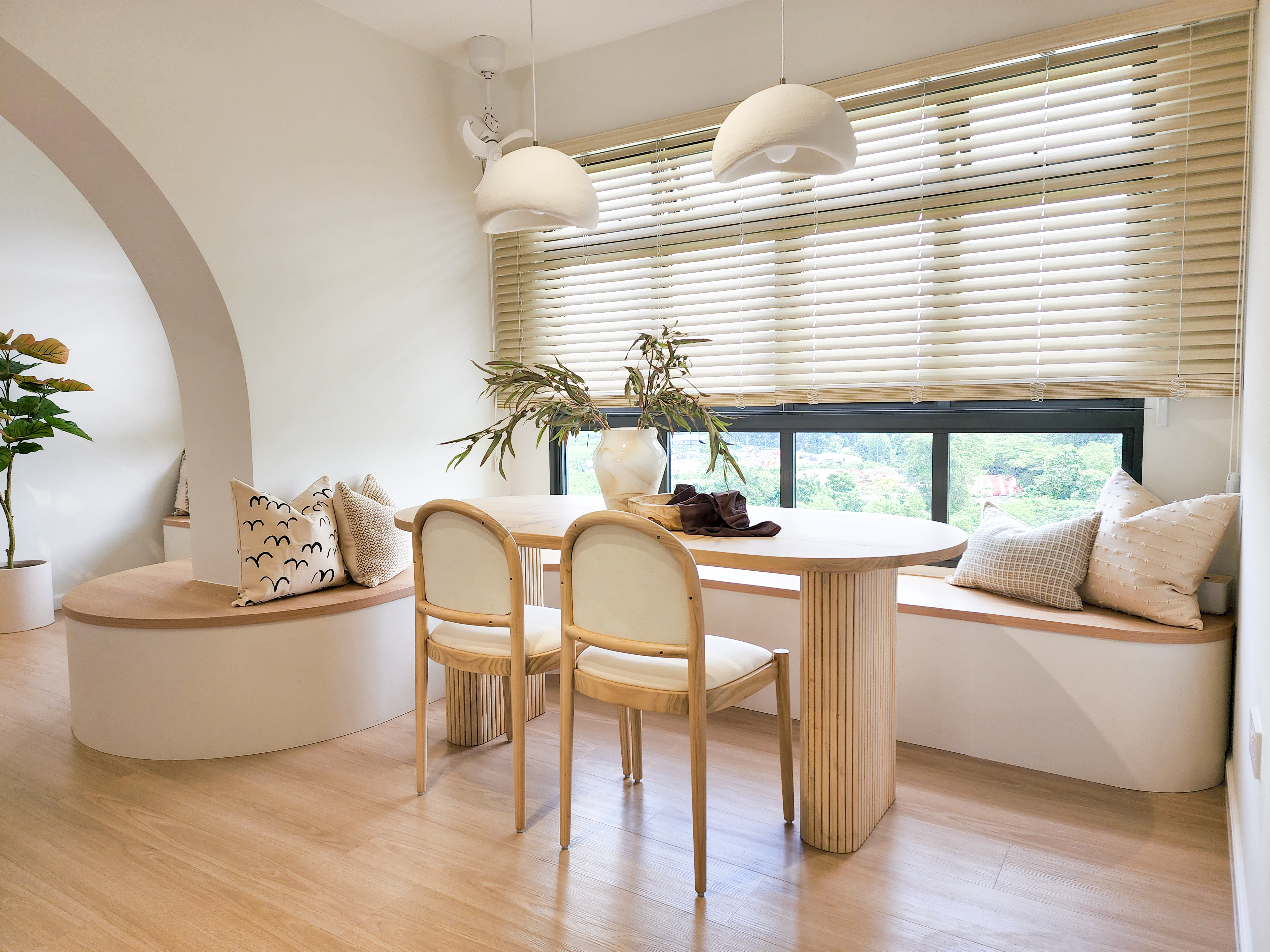 Curves & more - Modern dining room with minimalist design, large window with blinds, wooden table and chairs, decorative