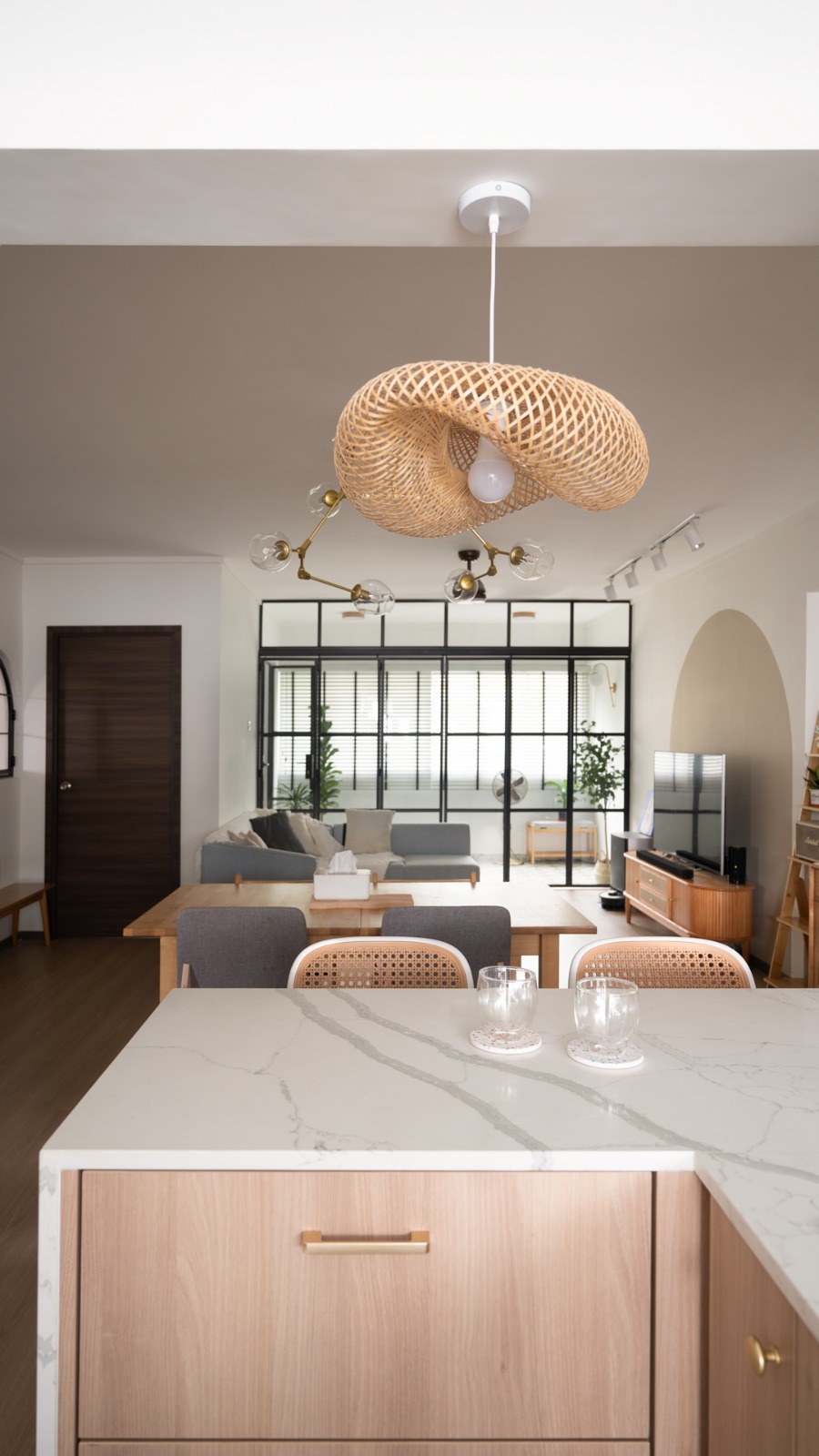 Cozy open-concept home with airbnb vibes