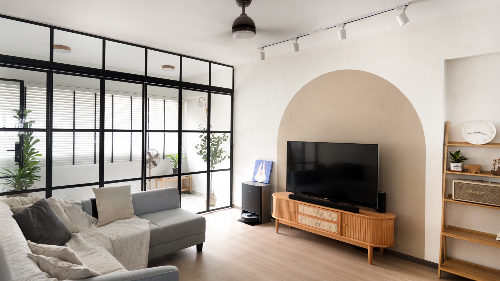 Cozy open-concept home with airbnb vibes