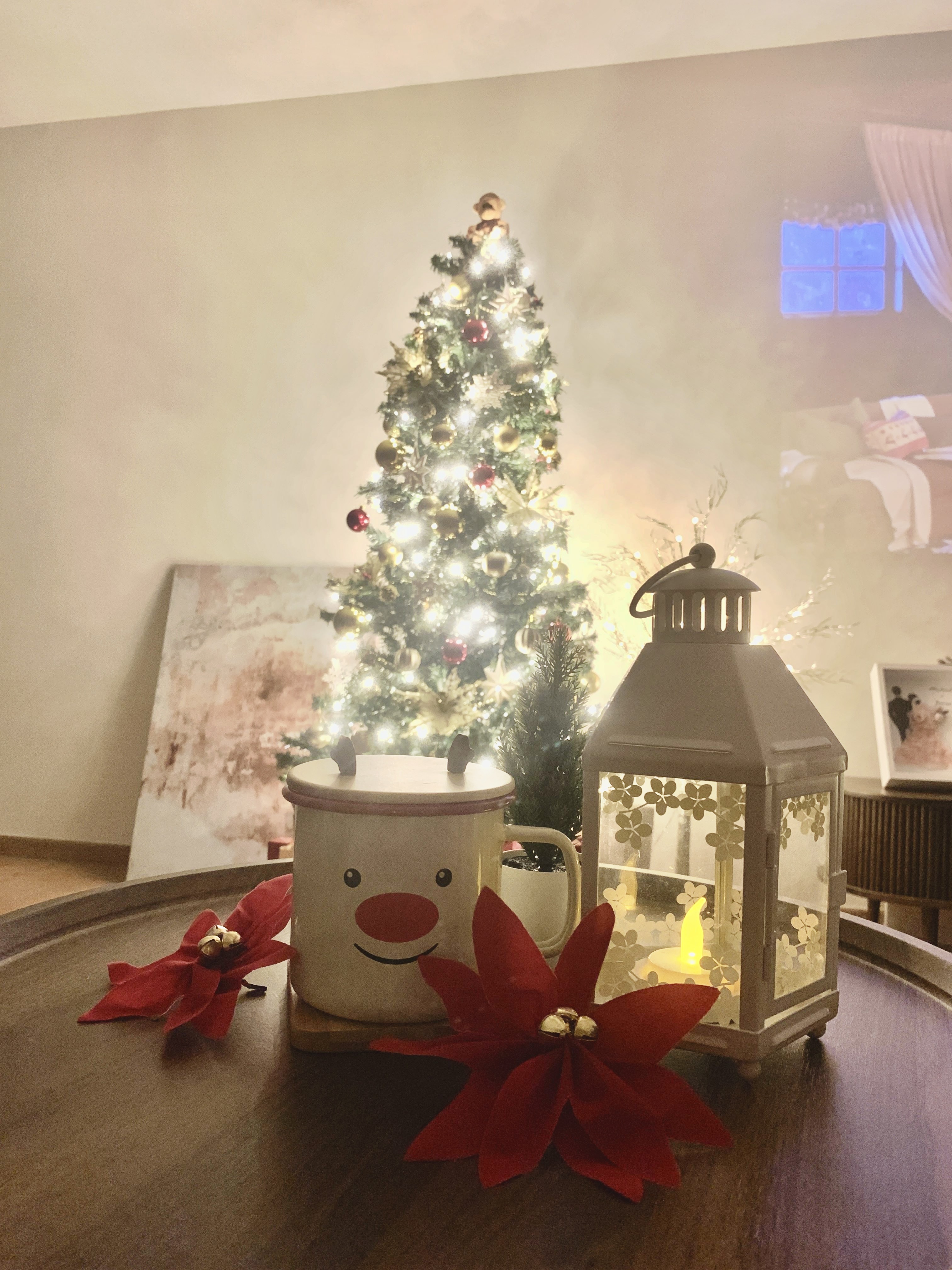 Taking our living room to Christmas Wonderland - Christmas tree, festive decor, cozy room, holiday ambiance, warm lighting