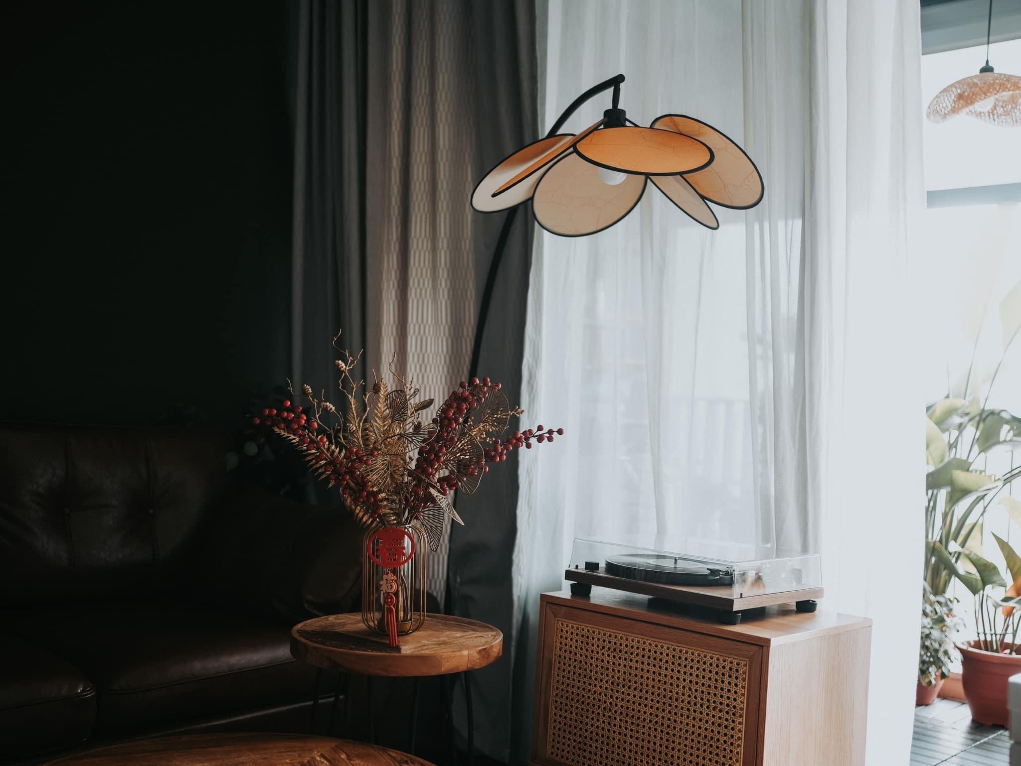 Nostalgia meets postmodernism - Modern living room, cozy ambiance, stylish decor, contemporary furniture, black leather sofa