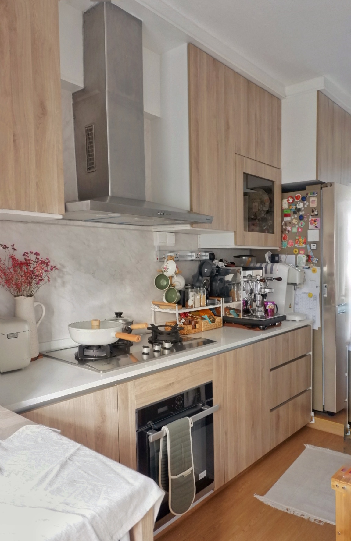 Elegant Beach Resort Inspired Kitchen - Wooden kitchen cabinetry, stainless steel range hood, white stove top, gas stove
