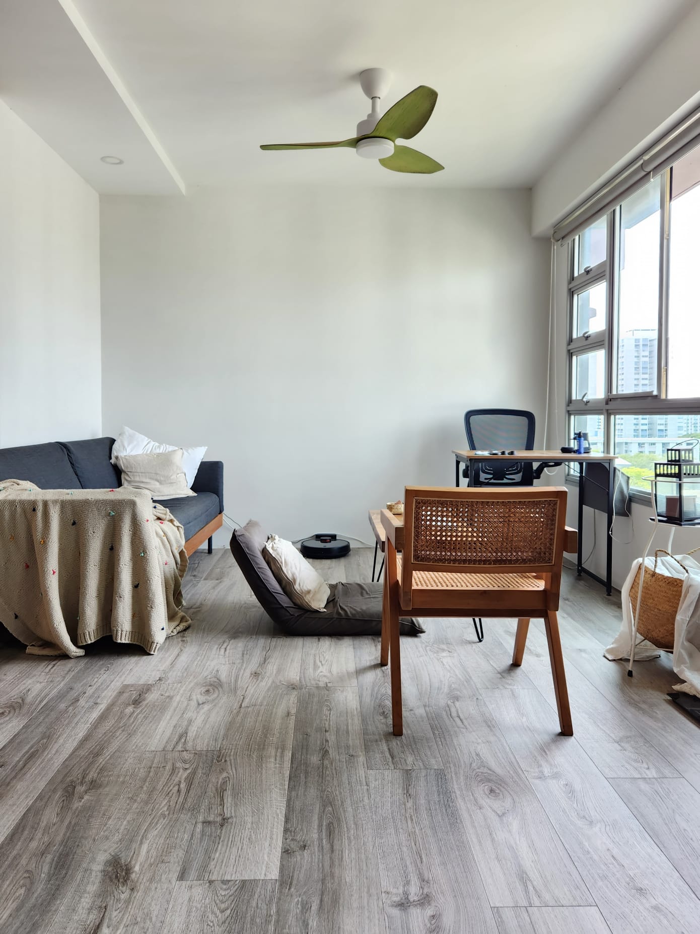 Opting-for-loose-furniture-for-a-minimalist-home