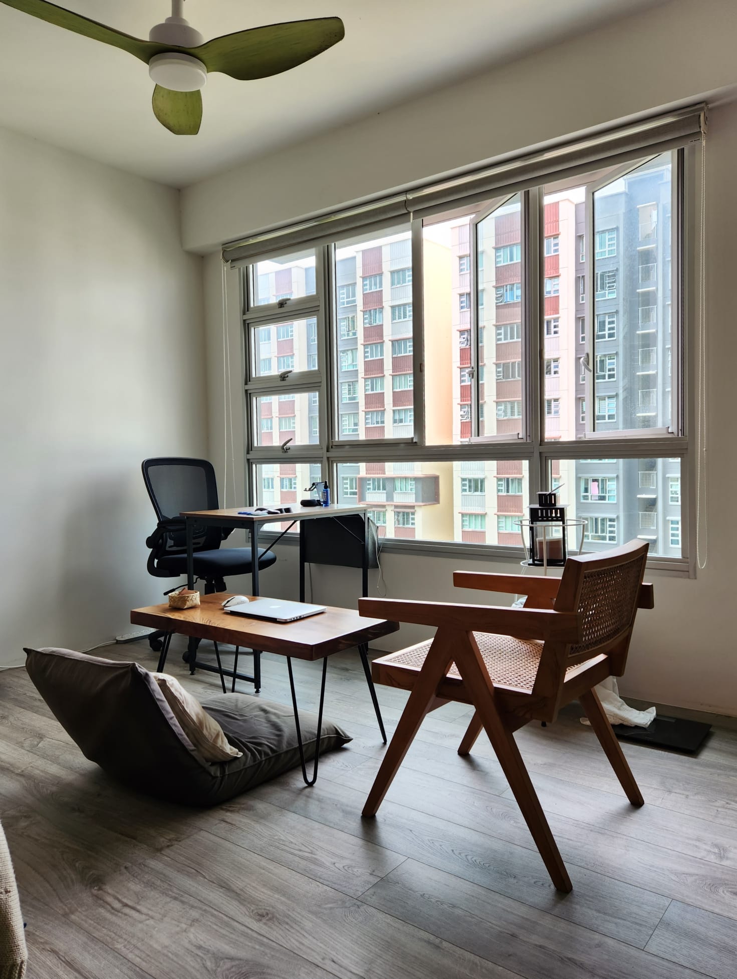 Opting-for-loose-furniture-for-a-minimalist-home