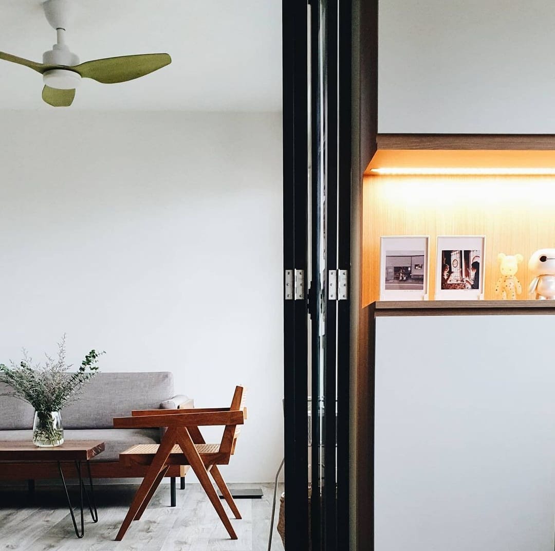 Opting for loose furniture for a minimalist home - Modern minimalist living room, contemporary furniture, sleek ceiling fan