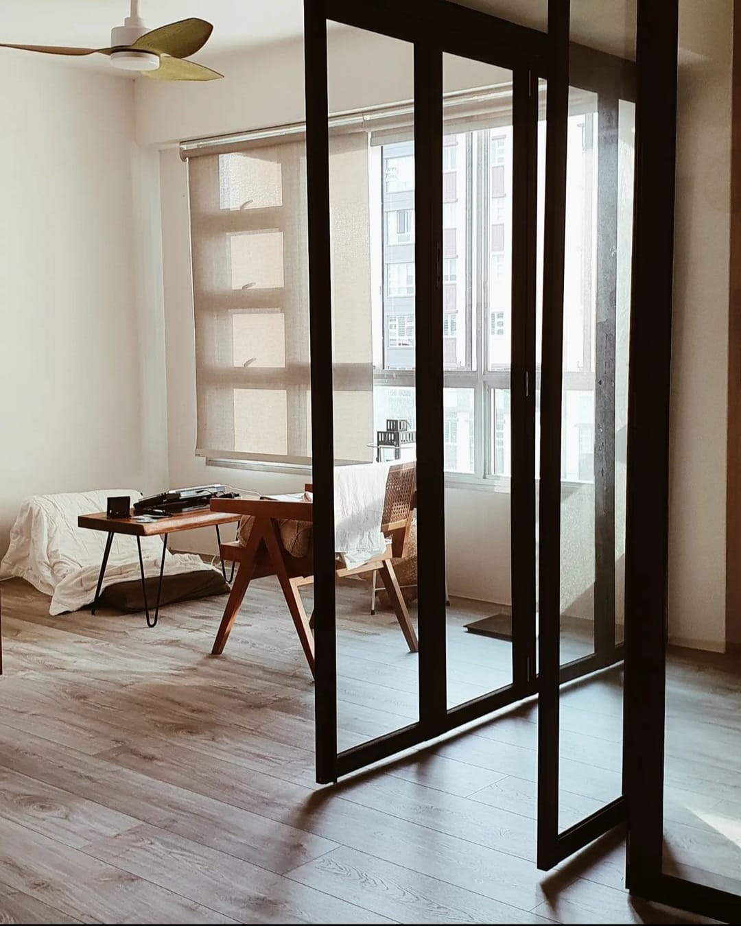 Opting for loose furniture for a minimalist home - Wooden floor, modern furniture, large windows, sheer curtains, minimalist