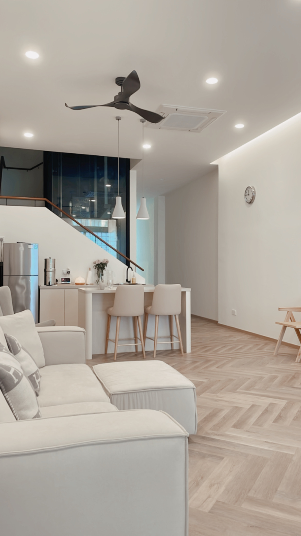 Functional Japandi living room - Modern minimalist living room, contemporary design, sleek ceiling fan, spacious room