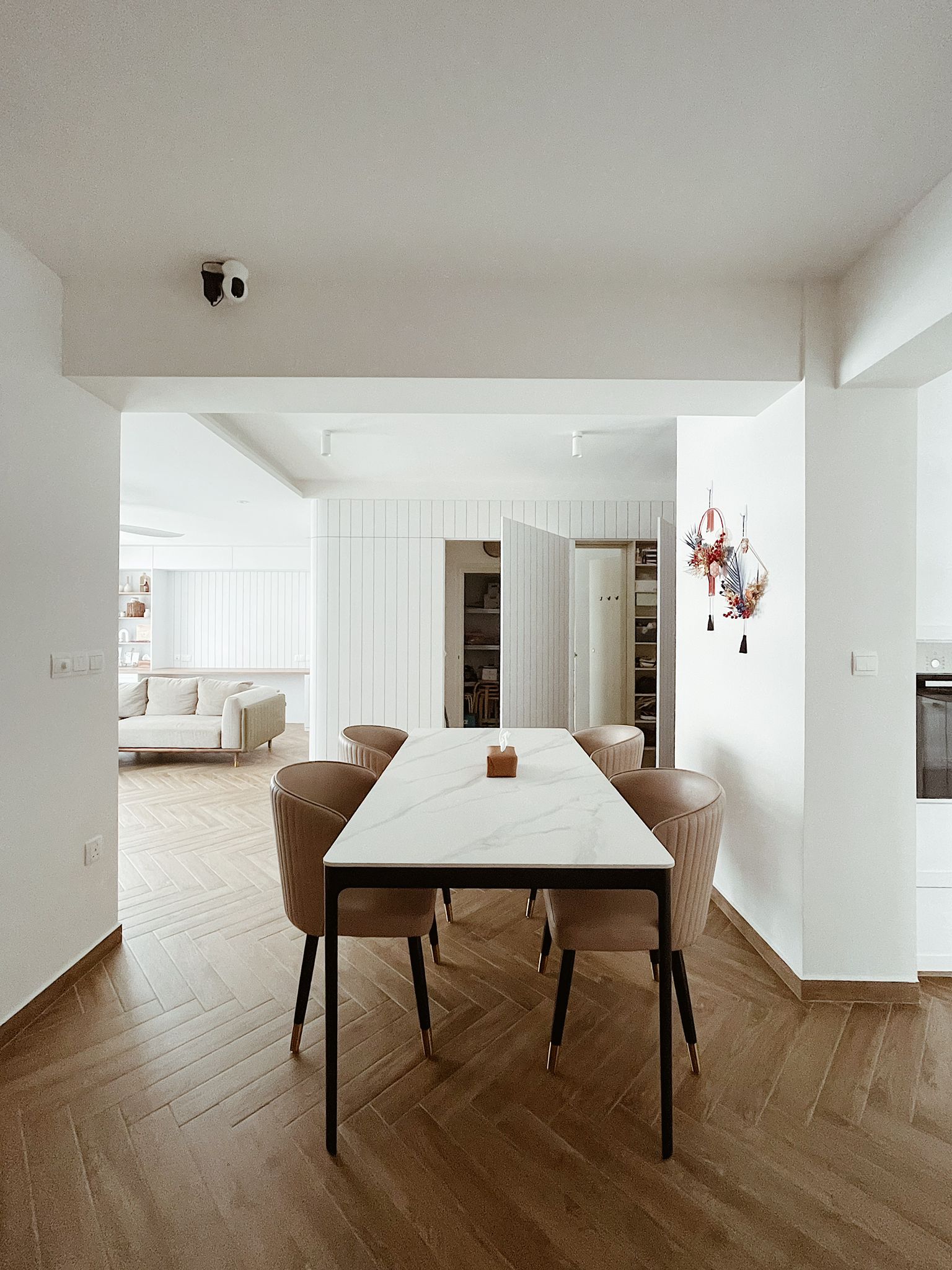 Minimalist-dining-room-that-is-perfect-for-any-gathering
