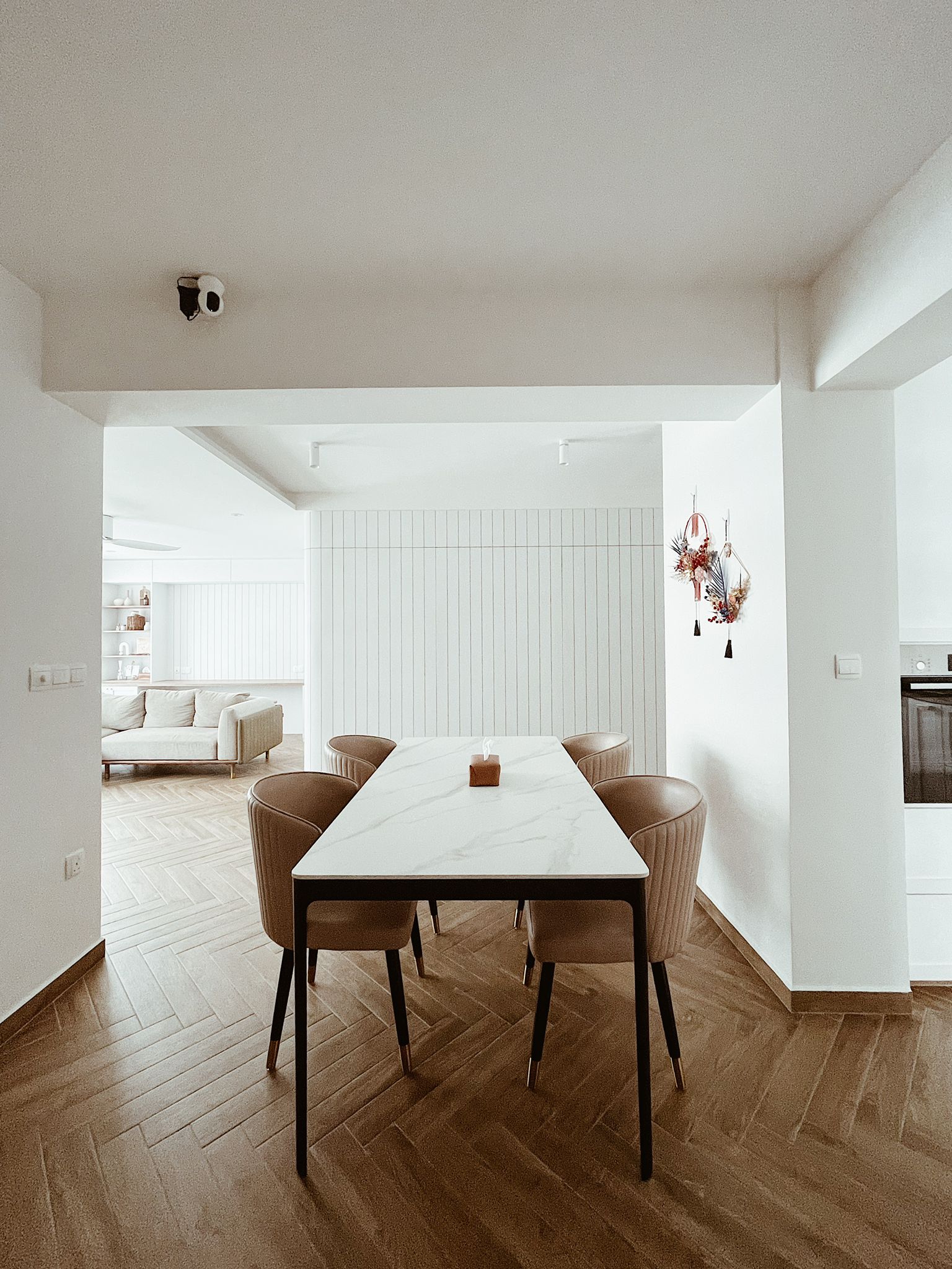 Minimalist dining room that is perfect for any gathering - Modern minimalist dining room with sleek, white marble table and