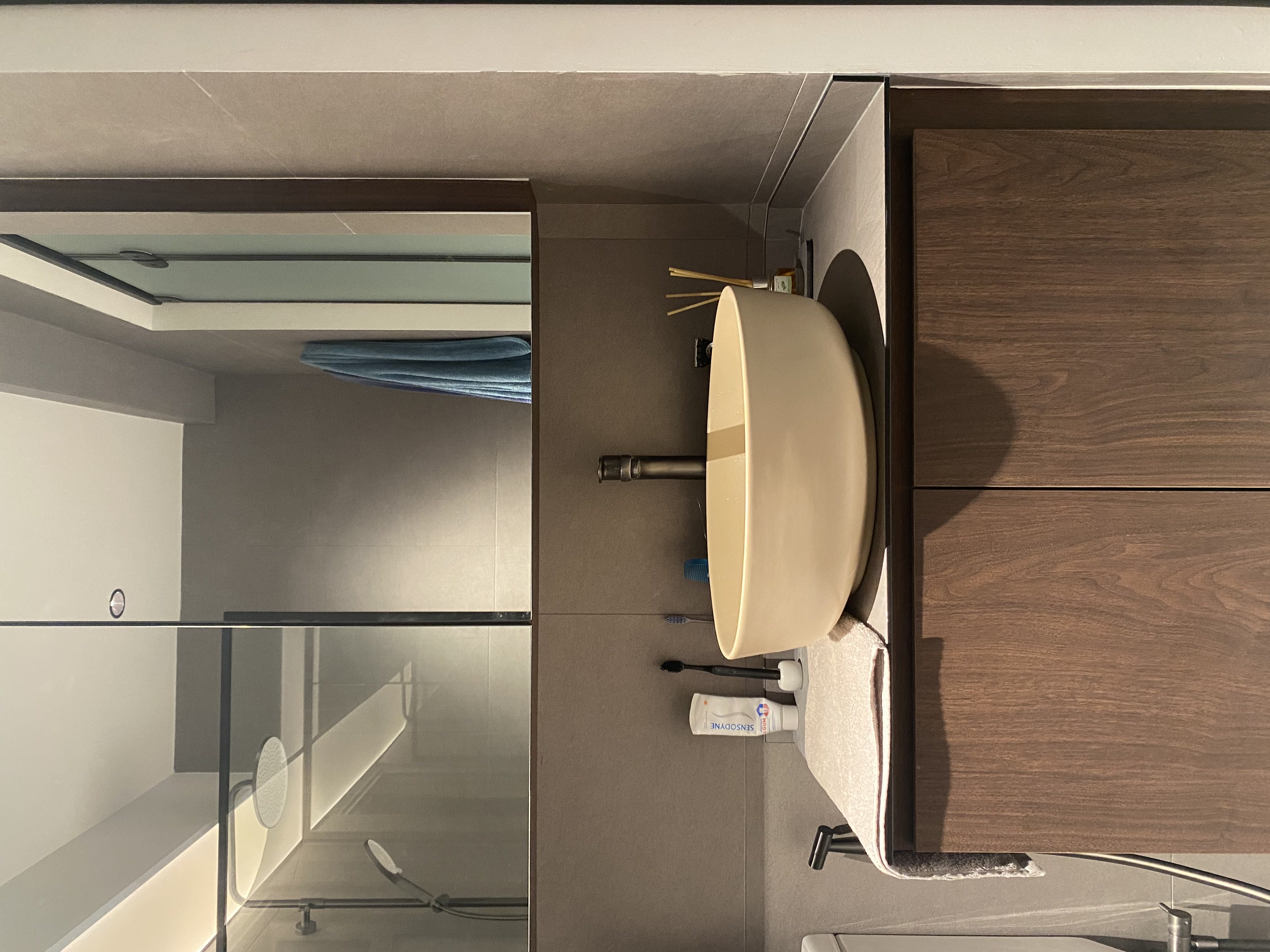 Seemingly-entering-a-resort-vibe-kind-of-restroom,-calm-and-relaxing