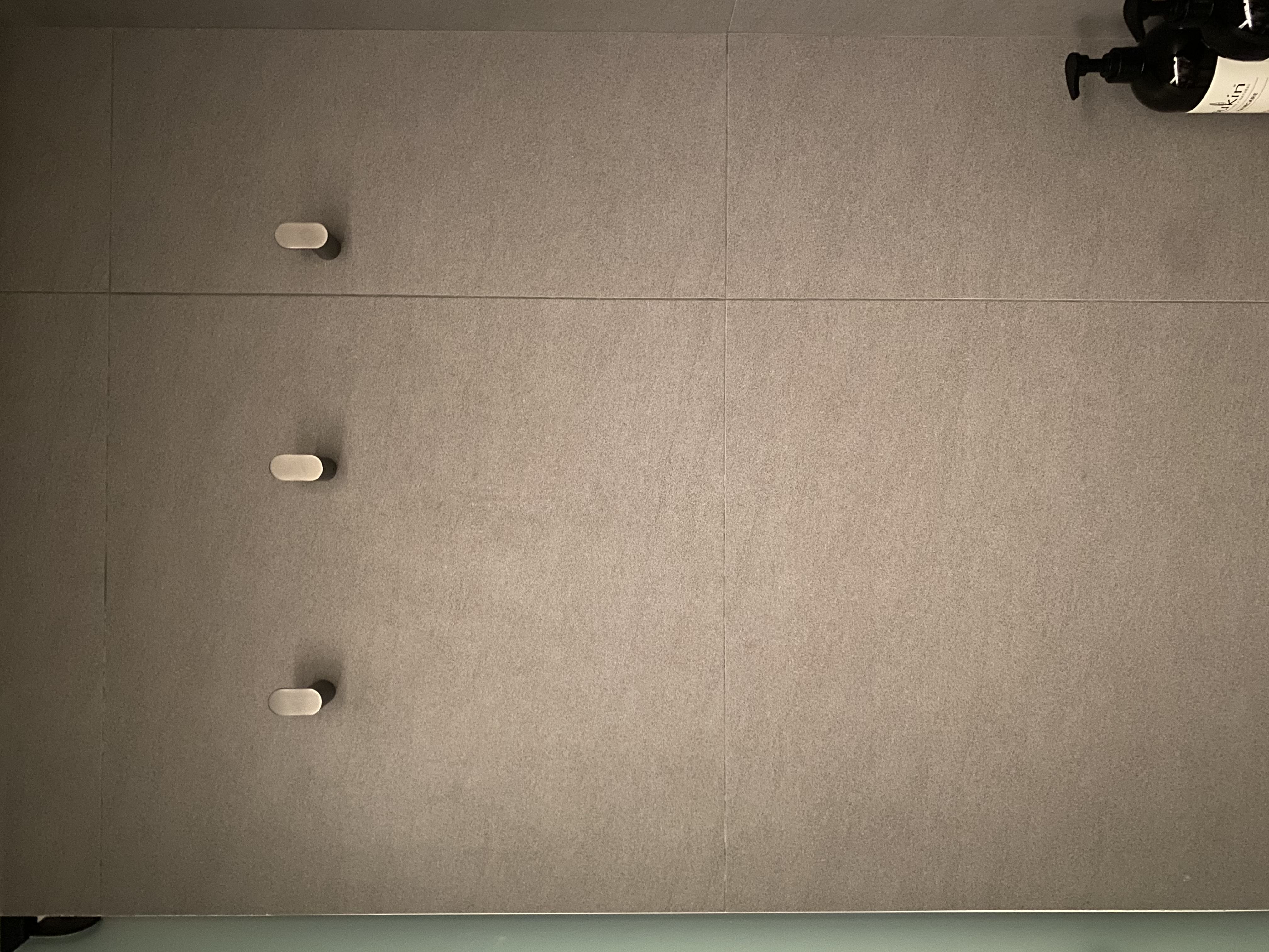 Seemingly entering a resort vibe kind of restroom, calm and relaxing - Clean, minimalist bathroom countertop, Modern design