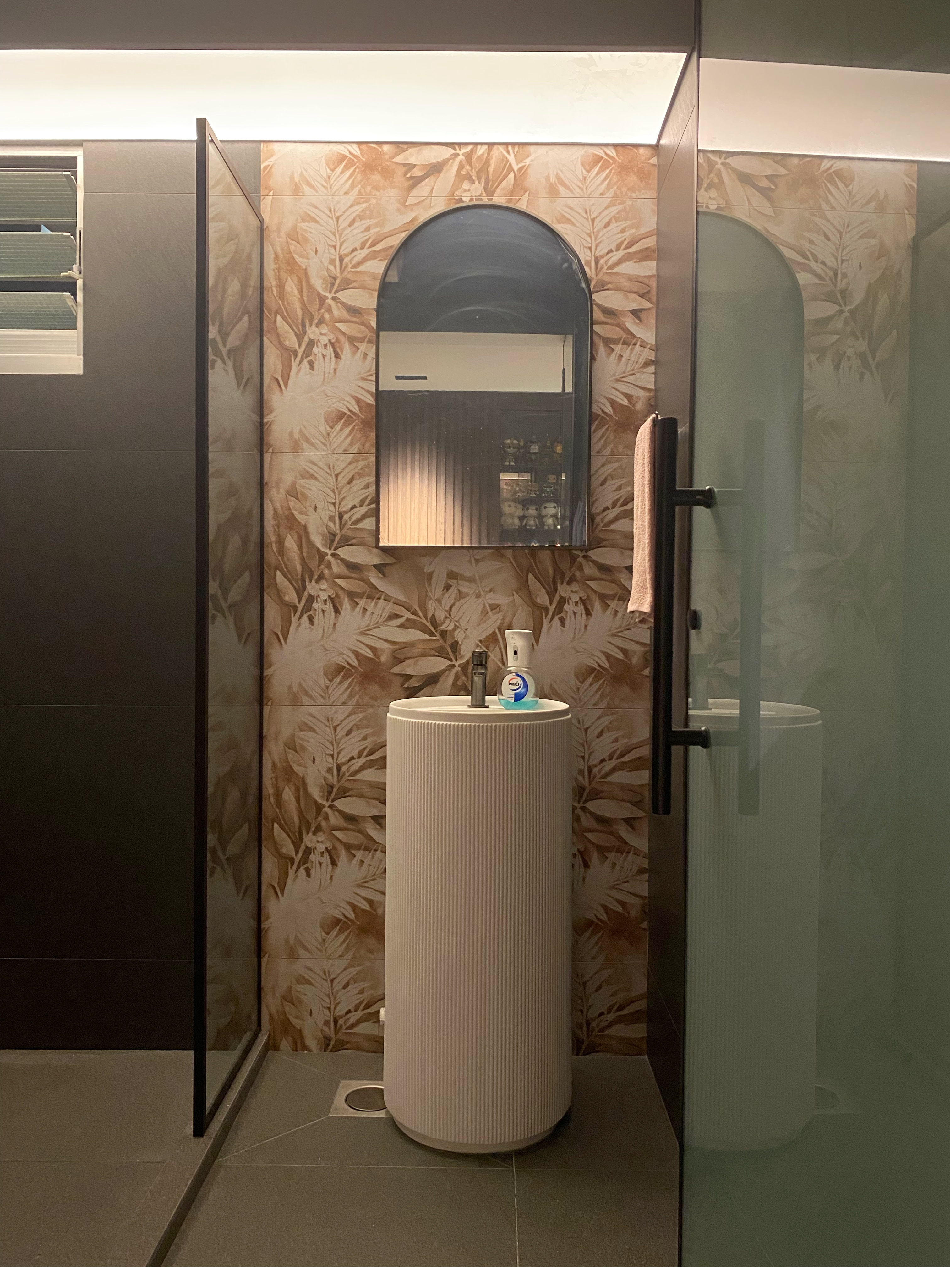 Seemingly-entering-a-resort-vibe-kind-of-restroom,-calm-and-relaxing