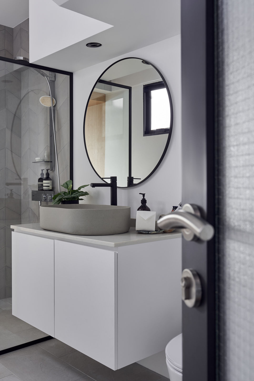 A hotel-like bathroom - Modern minimalist bathroom, sleek design, large mirror, floating vanity, white cabinets, gray tiles