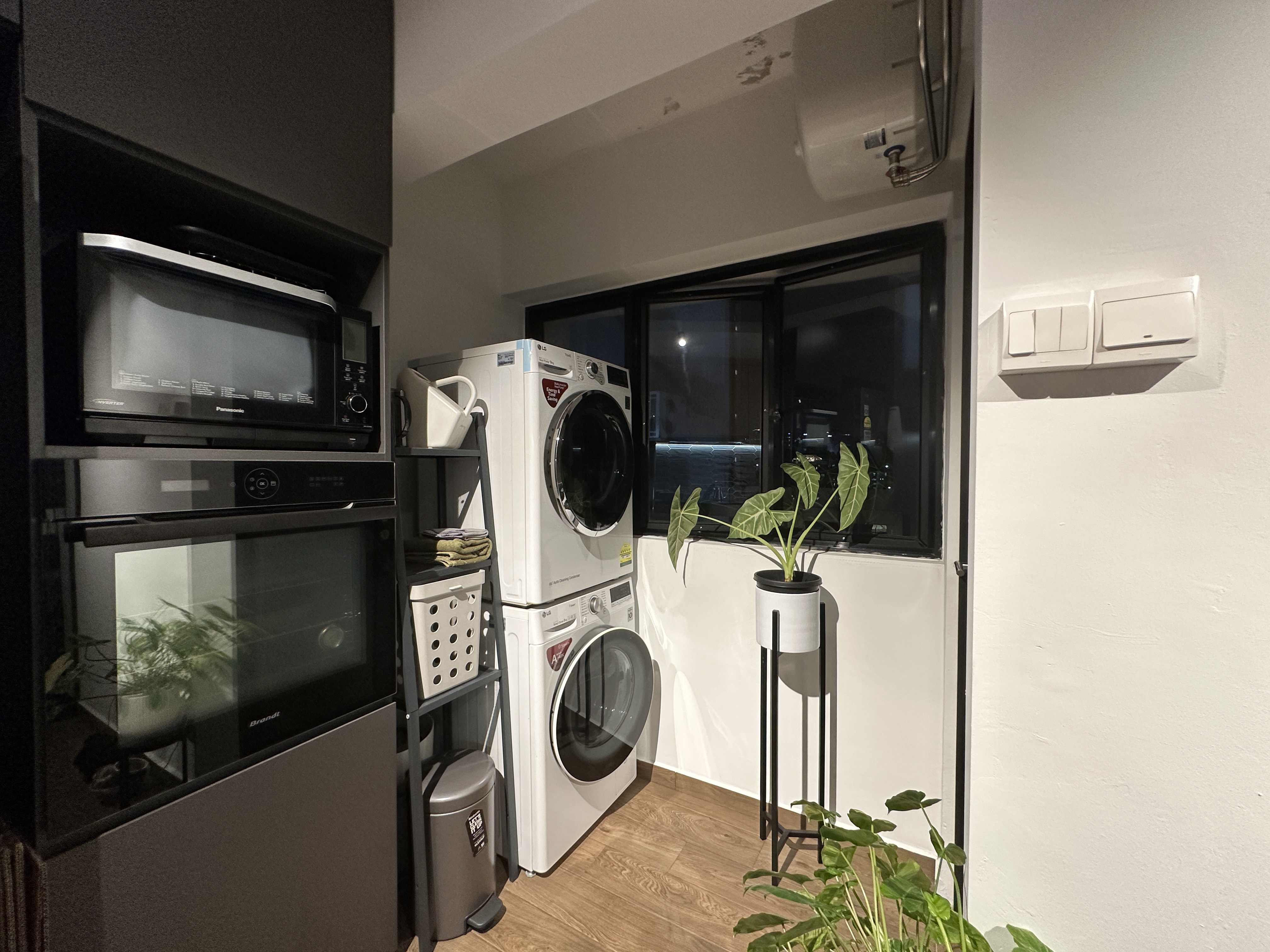Spacious and bright Kitchen - smart home kitchen, modern appliances, microwave, oven, dishwasher, laundry room, white