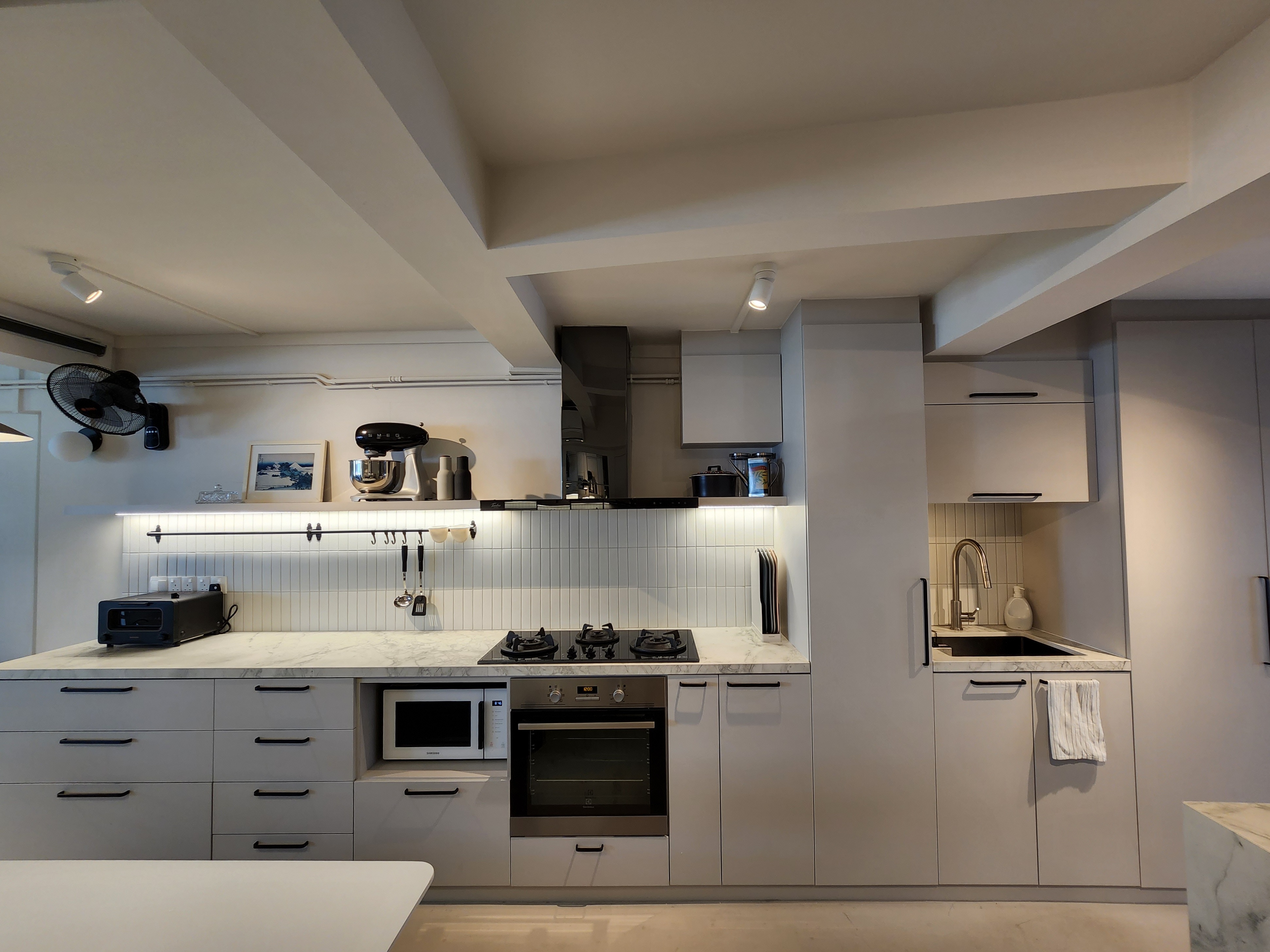 Monochromatic Everton Park home meant for hosting!