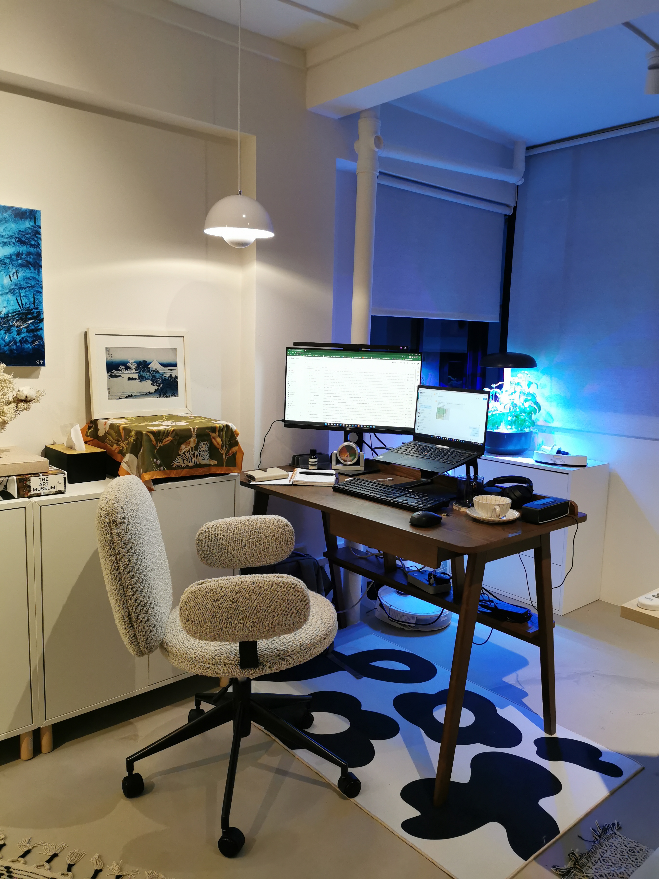 Monochromatic Everton Park home meant for hosting! - Modern workspace with dual monitors, ergonomic chair, blue ambient