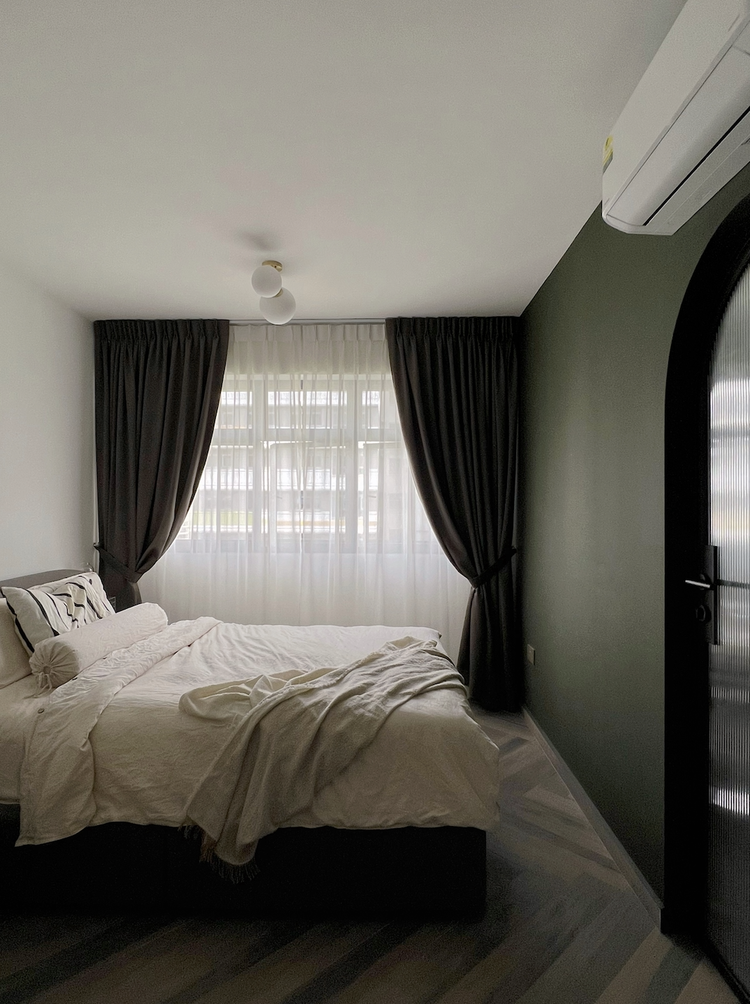 Mid-century modern master bedroom with walk in wardrobe in 4 room BTO - Modern bedroom with minimalist design, large bed with