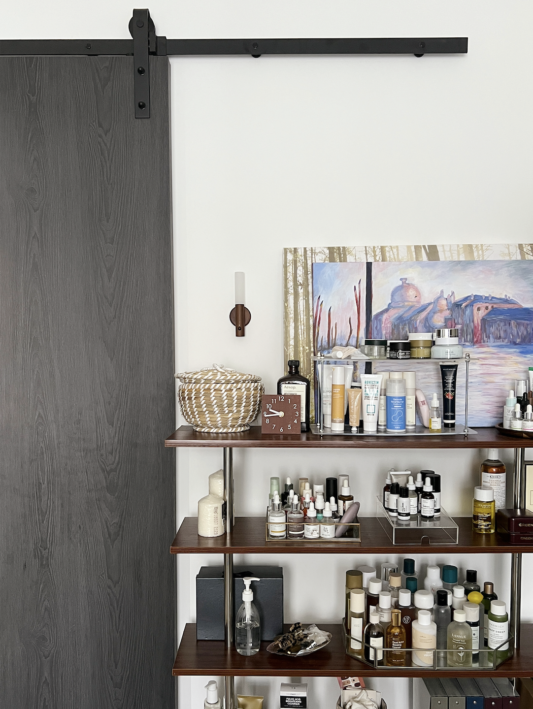 Mid-century modern master bedroom with walk in wardrobe in 4 room BTO - Wooden shelf, vertical black rod, minimalist design