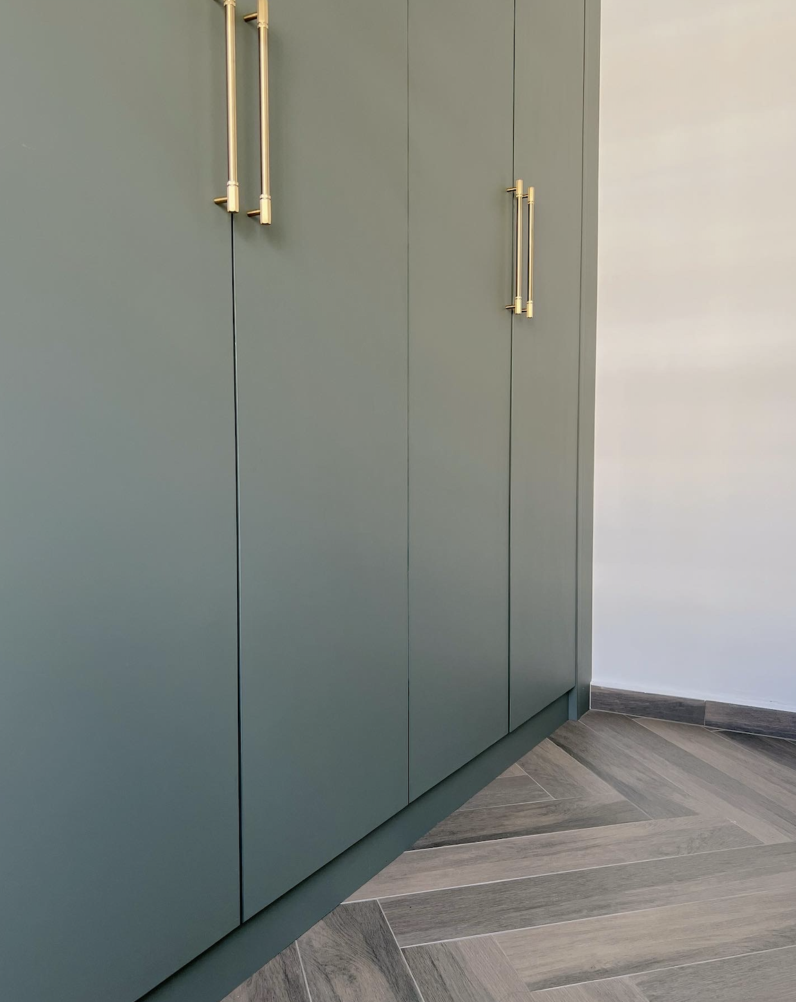 Mid-century modern master bedroom with walk in wardrobe in 4 room BTO - Modern wardrobe with sleek, gold handles, minimalist