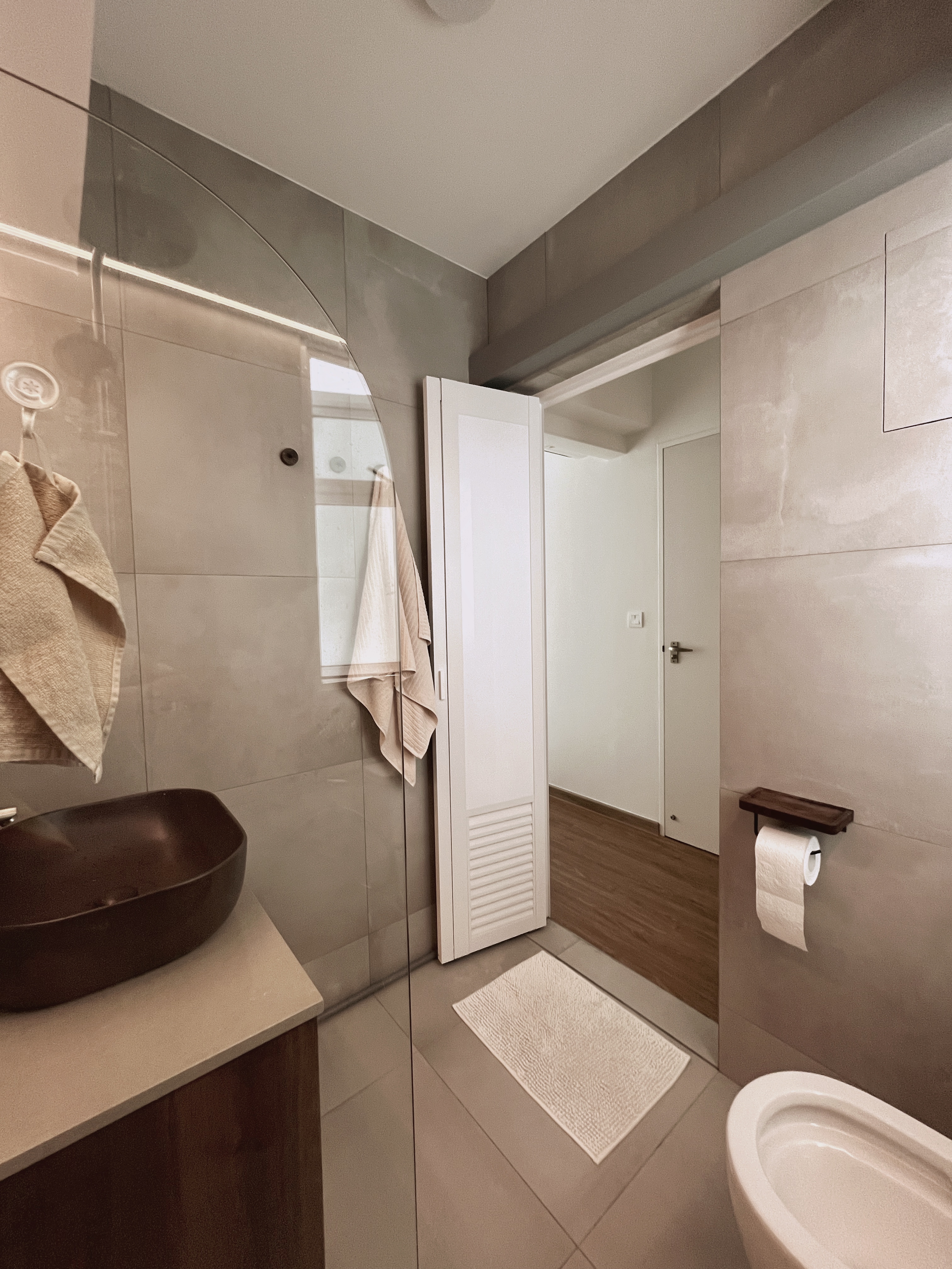 Comfort without clutter - Lagom in the bedroom - Modern minimalist bathroom, beige towels, sleek design, glass shower