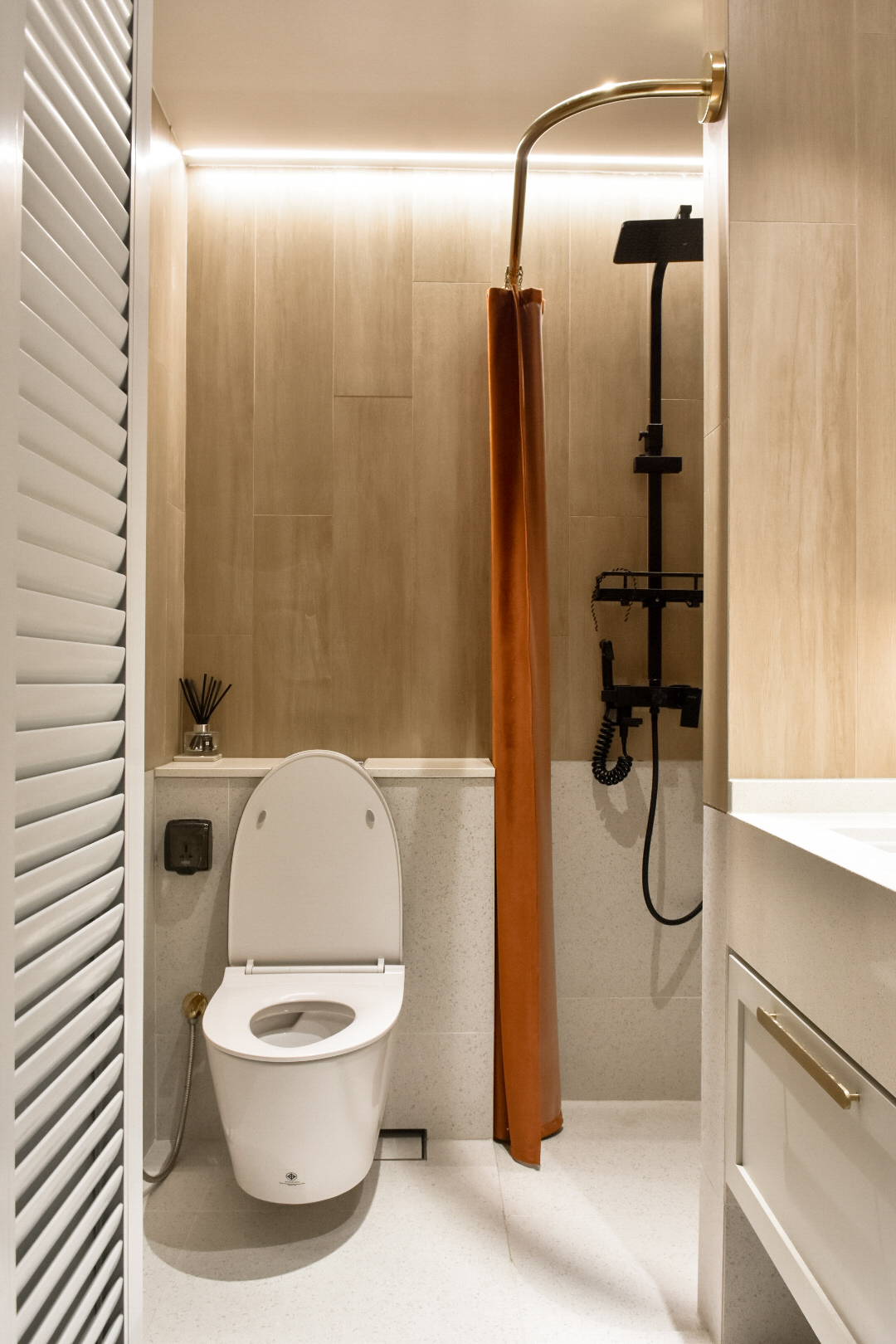 Bathroom Bliss: the Perfect Relaxation Space - Modern bathroom with sleek design, beige walls and floor tiles, white toilet