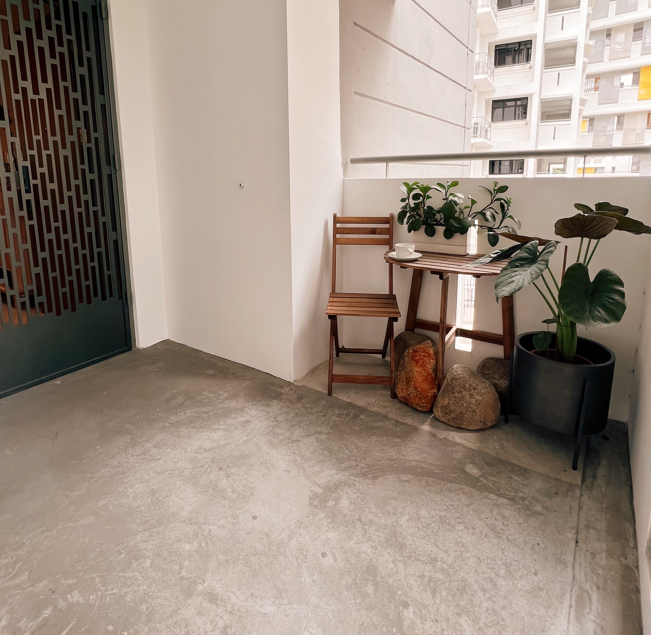 Al-Fresco-Serenity:-Our-Corridor-Table-and-Plants