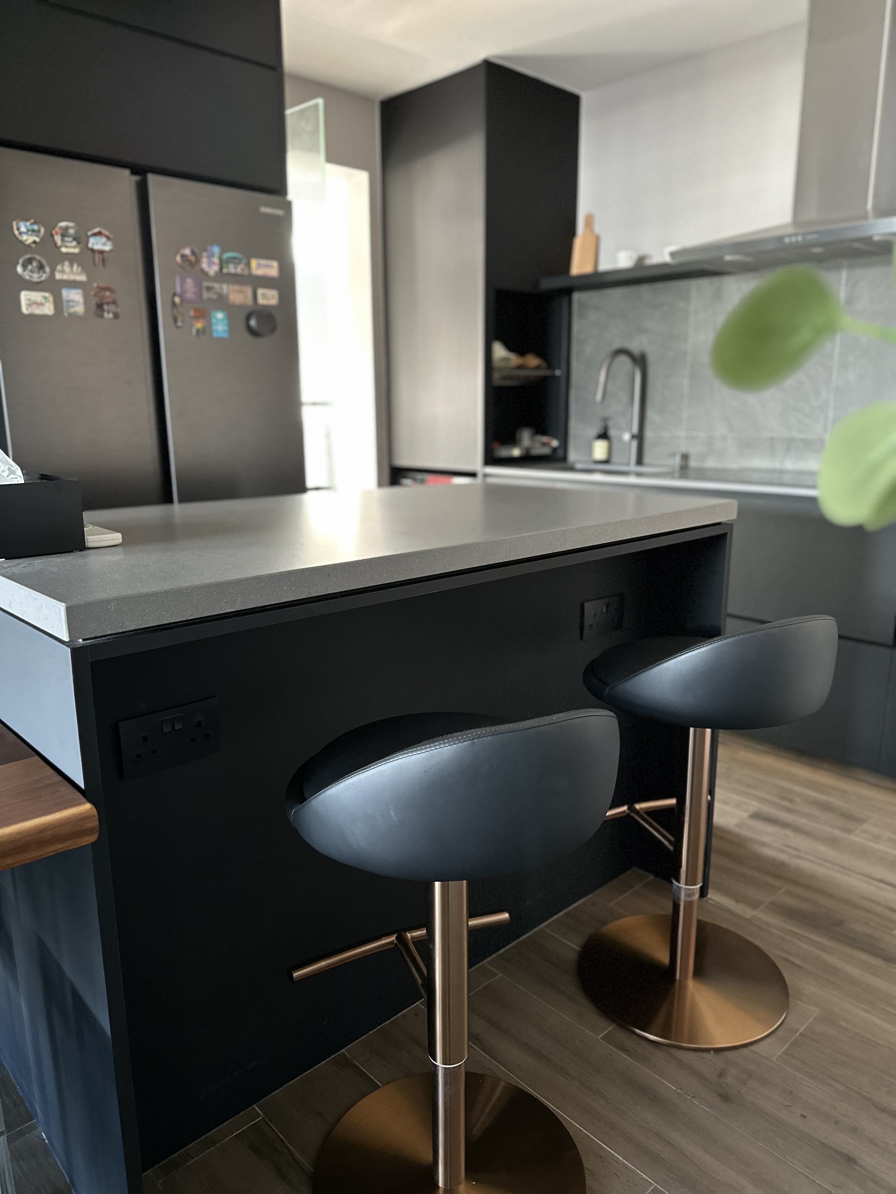 where the eating happens 😋 - modern kitchen, sleek design, contemporary style, minimalist decor, black countertops