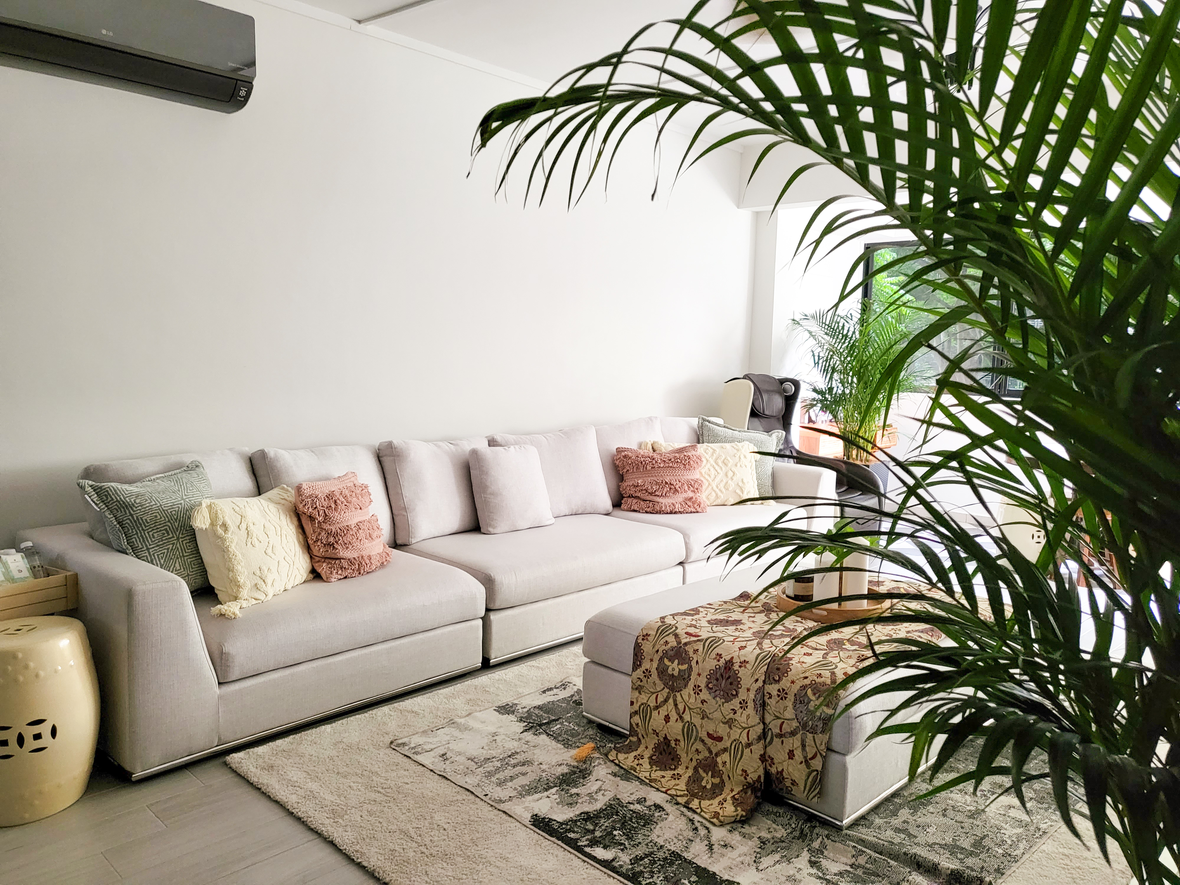 Spacious Mid Century Modern Living Room, with space for all your needs - Modern living room with light gray sofa, beige