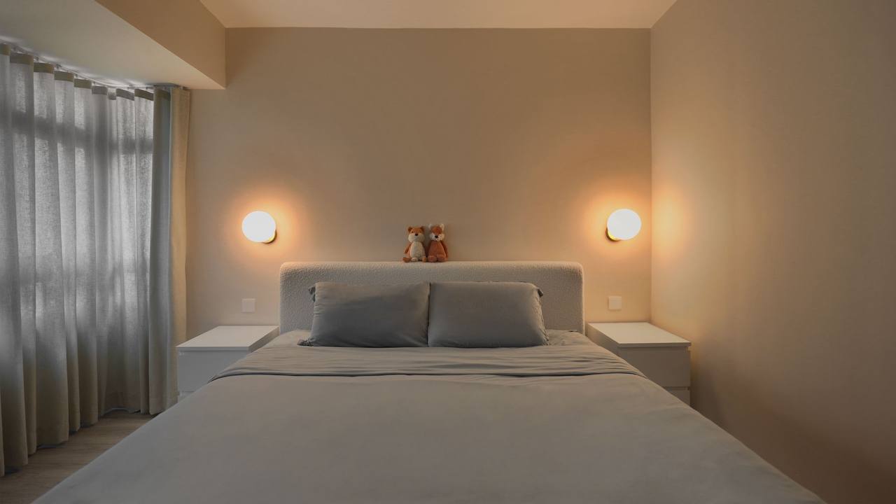 Simple Yet Modern Bedroom for your dreams to come alive - Modern minimalist bedroom, neutral color palette, large bed with