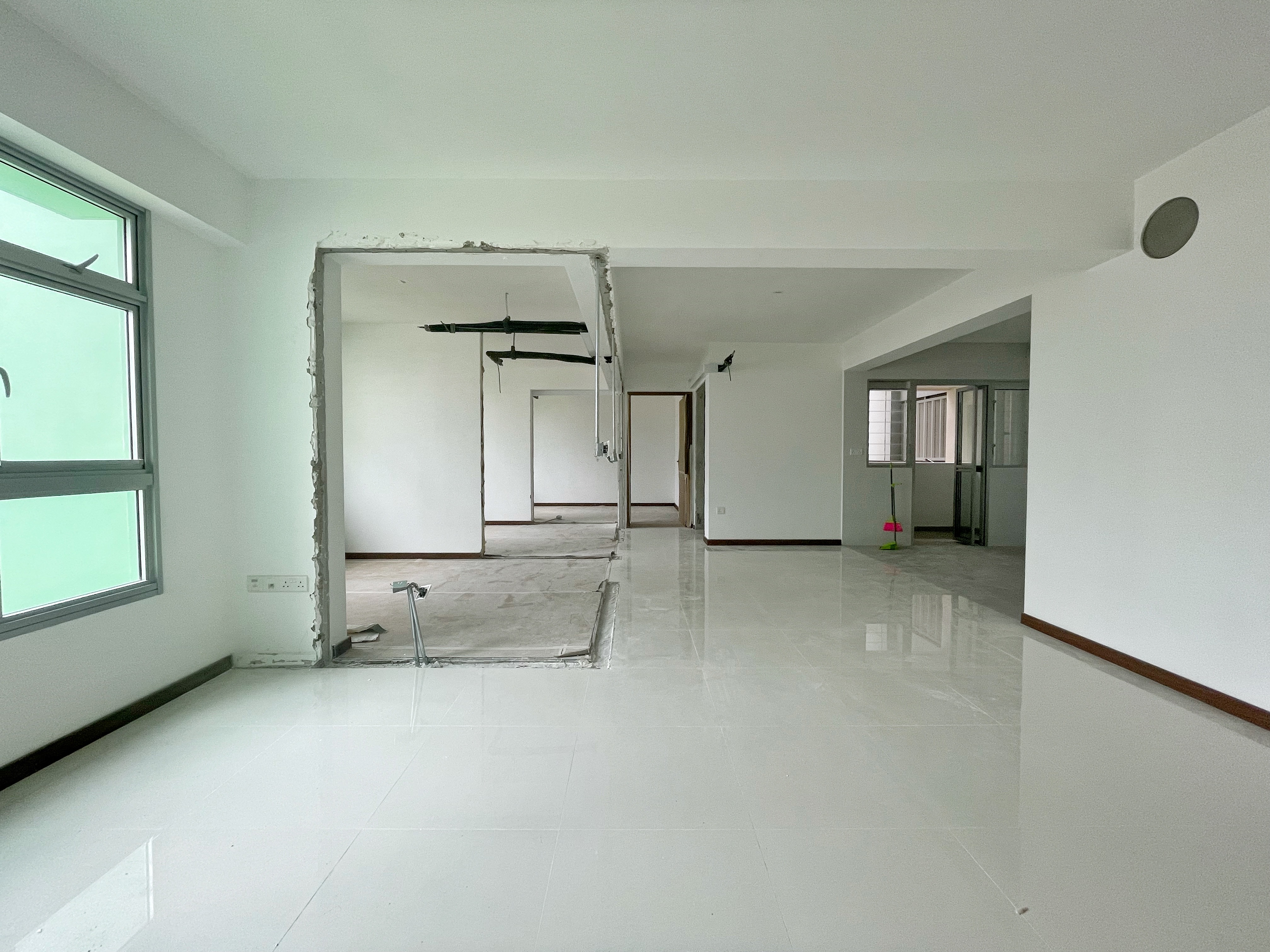 We knocked down all possible walls in our house. Some before & after. - White-painted walls, modern design, spacious room
