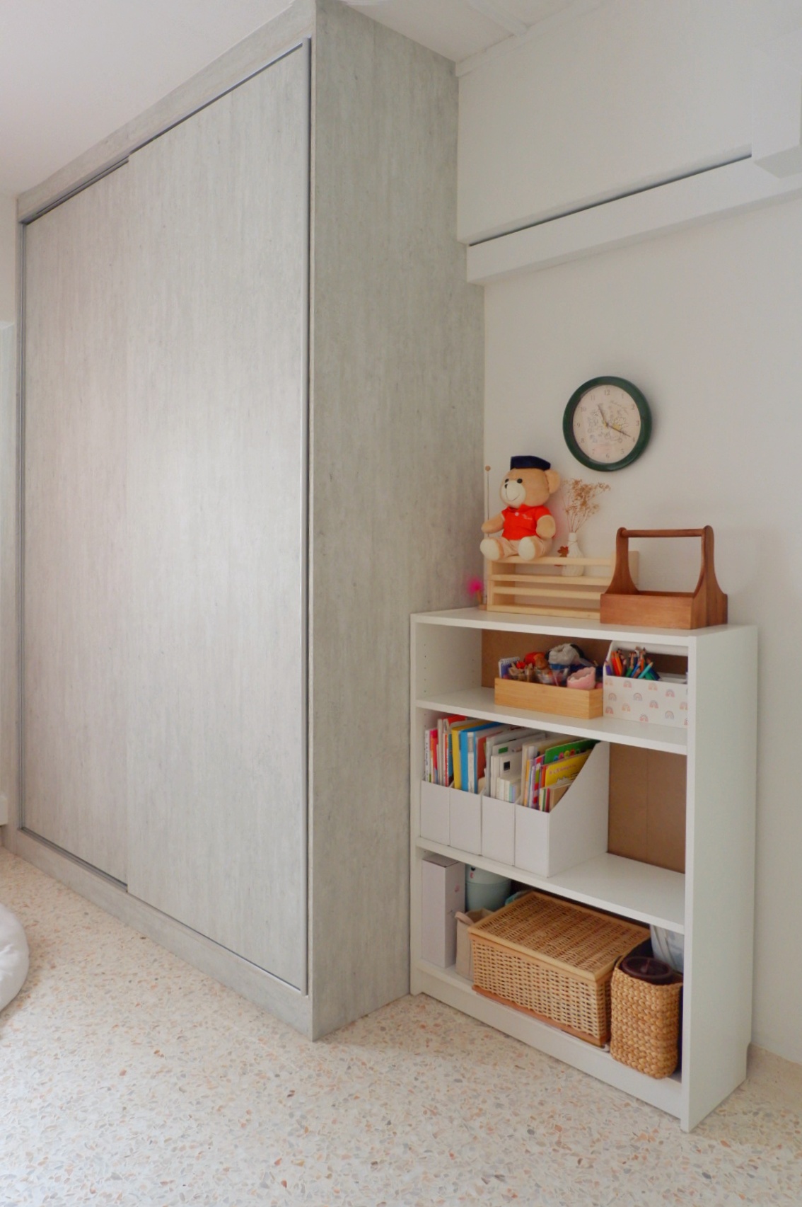 Multi Purpose Playroom & Studyroom  - White shelving unit, minimalist design, light gray color, built-in wardrobe, wooden