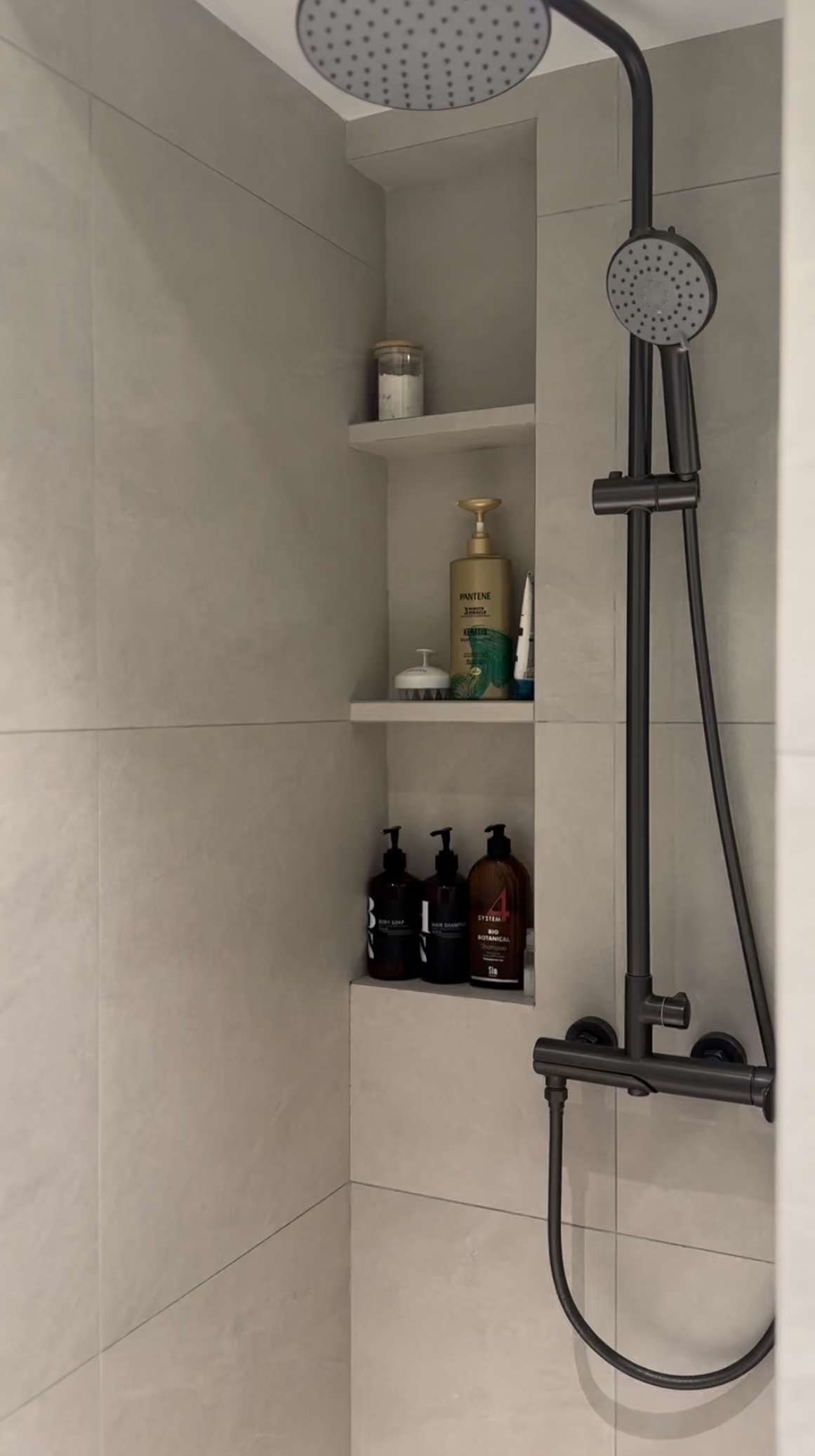 Master bathroom with double sinks  - Shower area with integrated shelf, modern design, minimalist decor, neutral color