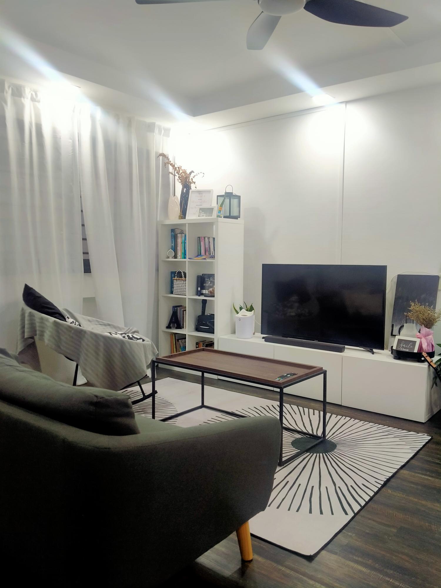 Simple, cosy living area for a family of 4 - Modern living room, minimalist decor, cozy seating area, white walls, large