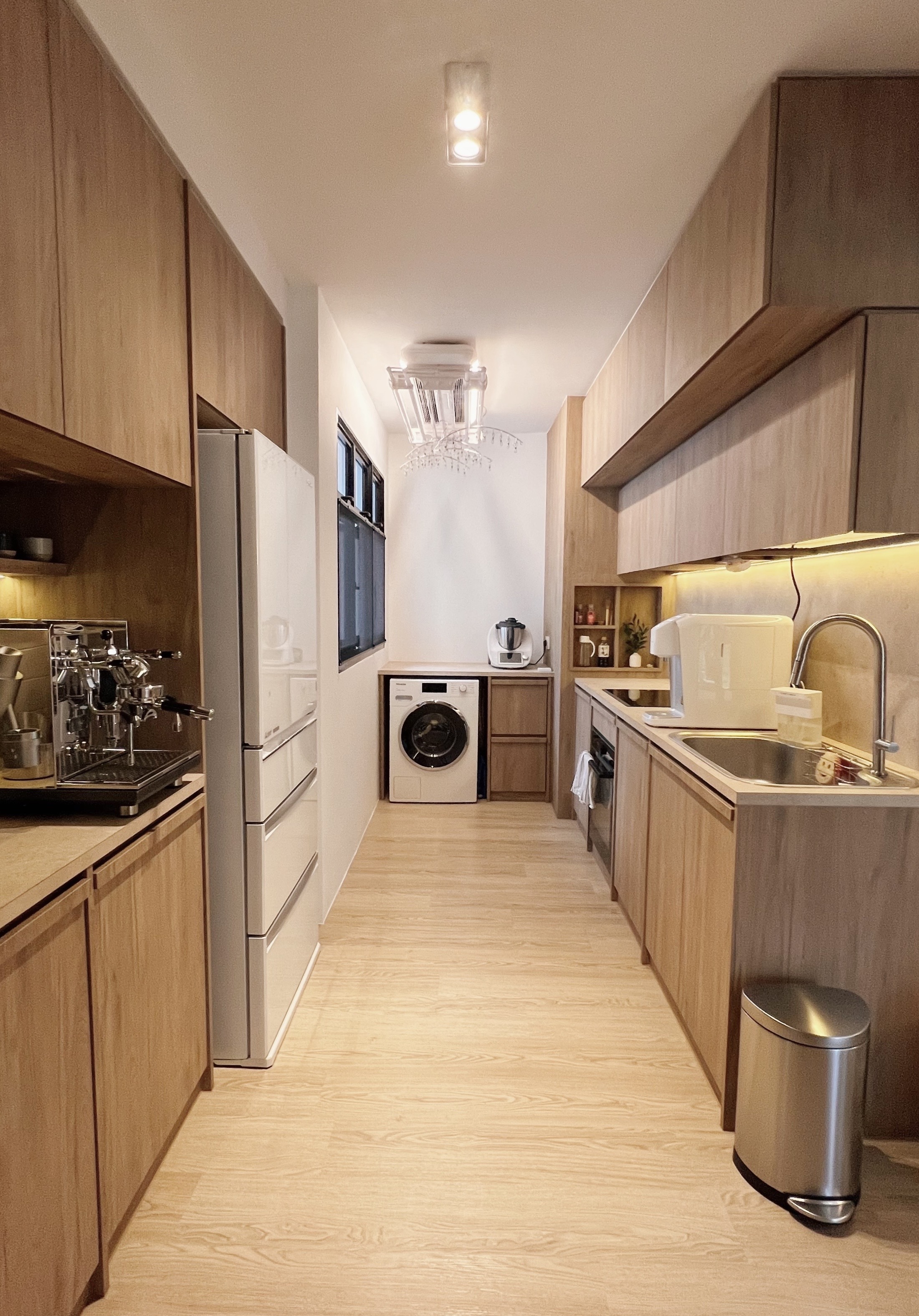 Simplicity meets practicality: A kitchen for lazy cooks - Wooden kitchen cabinetry, modern appliances, stainless steel