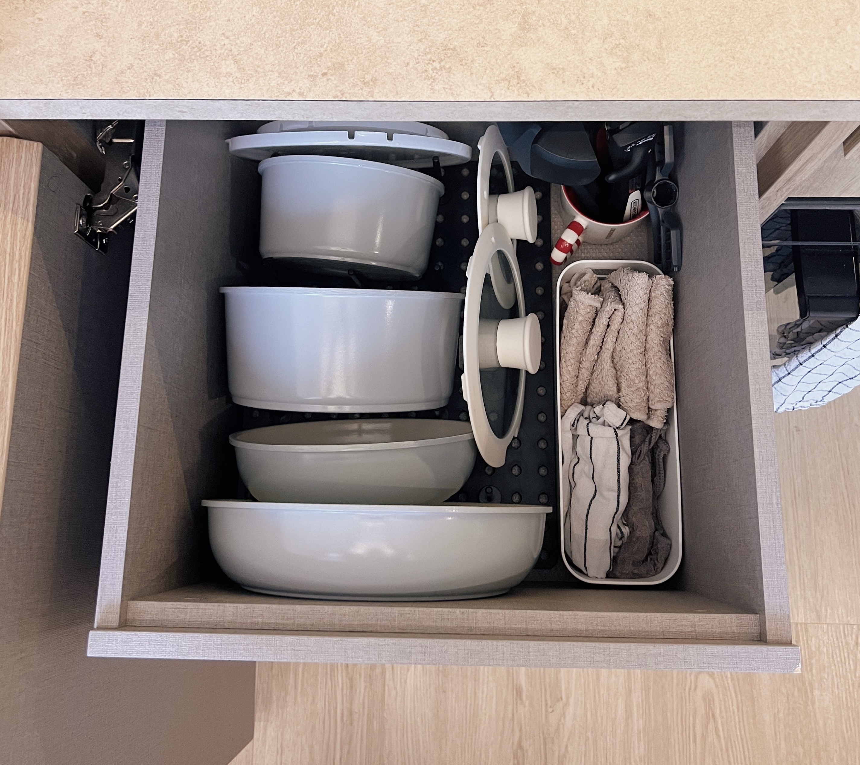 Simplicity meets practicality: A kitchen for lazy cooks - White ceramic bowls, neatly organized in drawers, wooden interior
