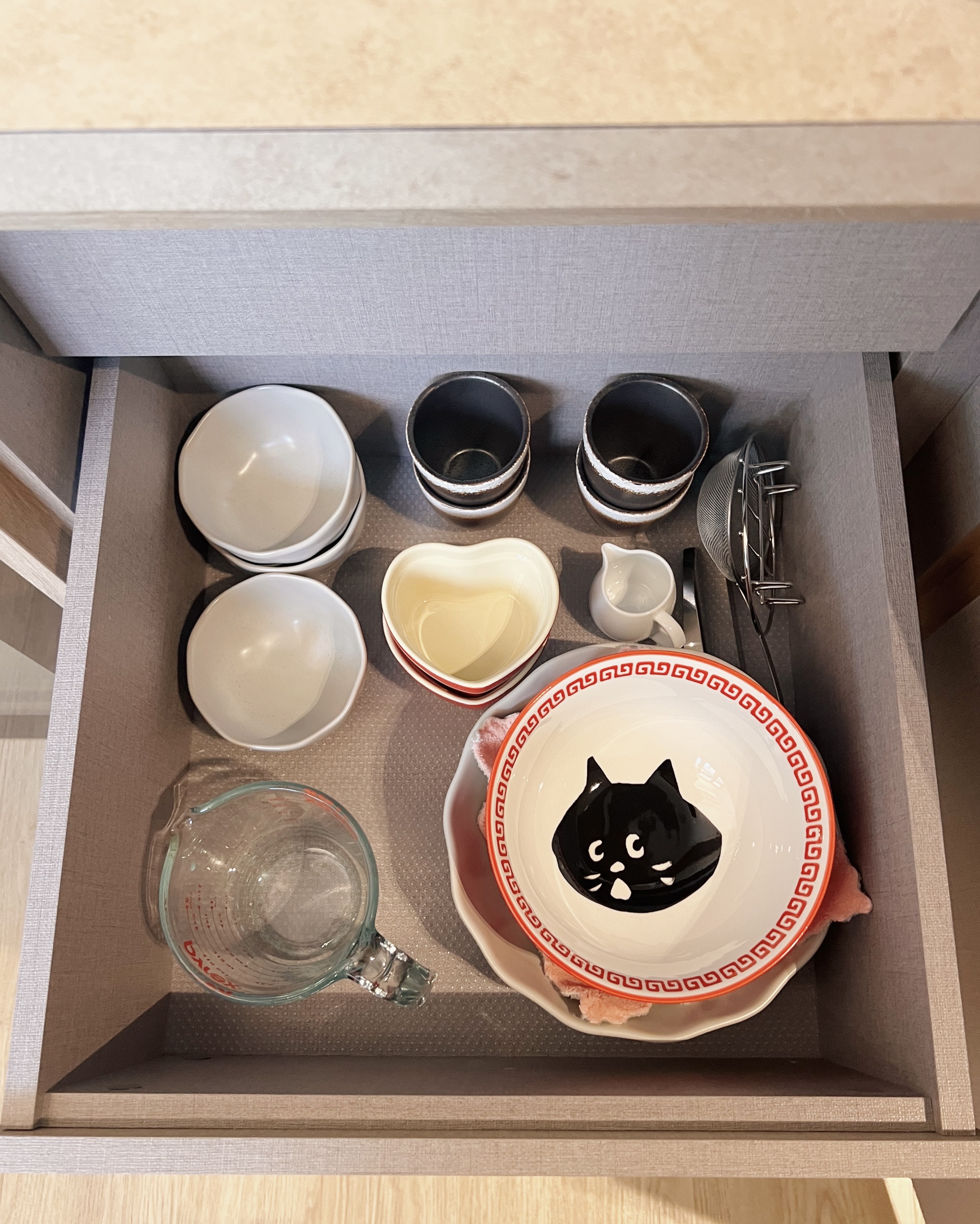 Simplicity meets practicality: A kitchen for lazy cooks - ceramic bowls, empty dishes, white plates, black cat design, glass
