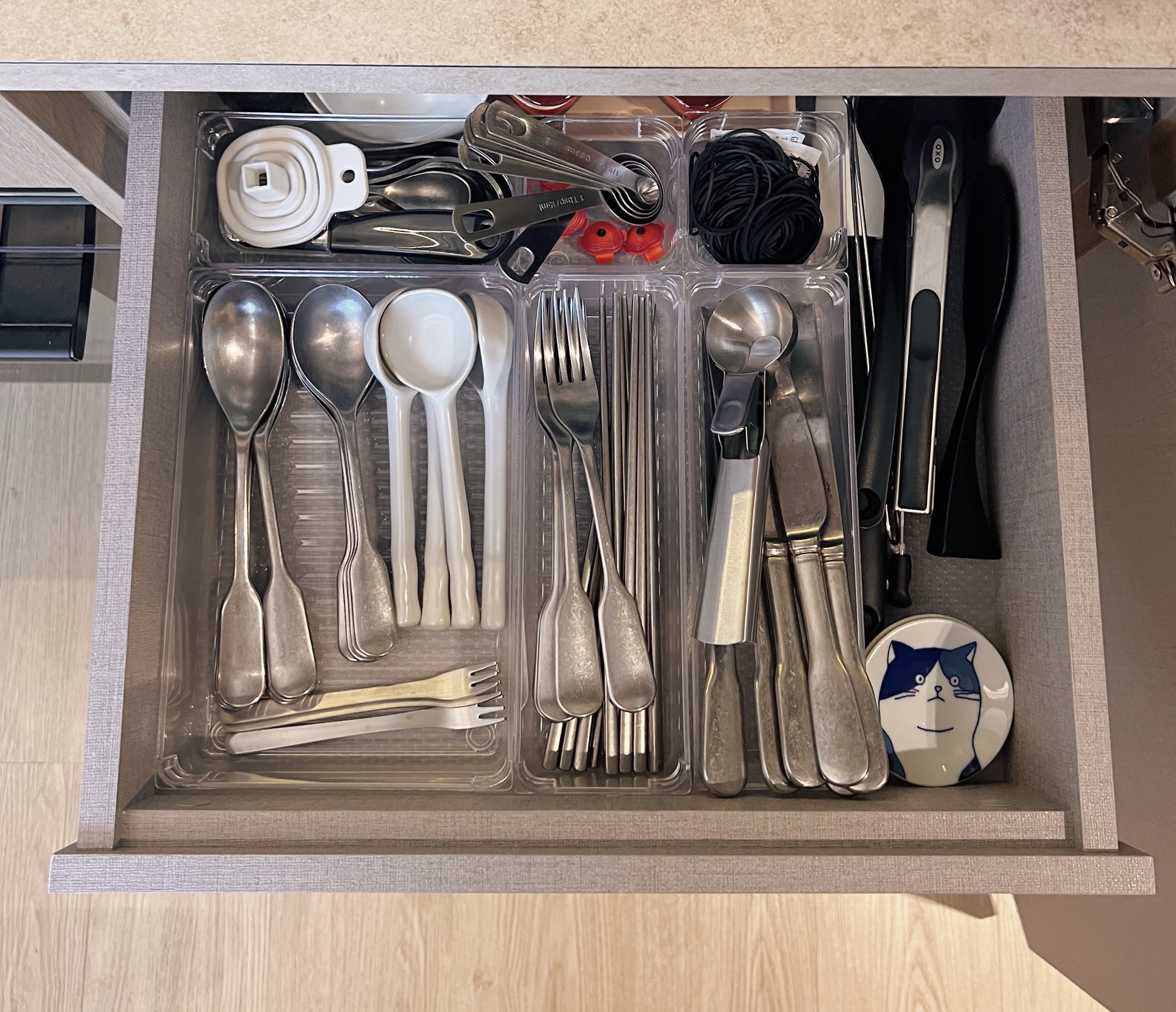 Simplicity meets practicality: A kitchen for lazy cooks - Clear plastic drawer organizer, neatly organized utensils