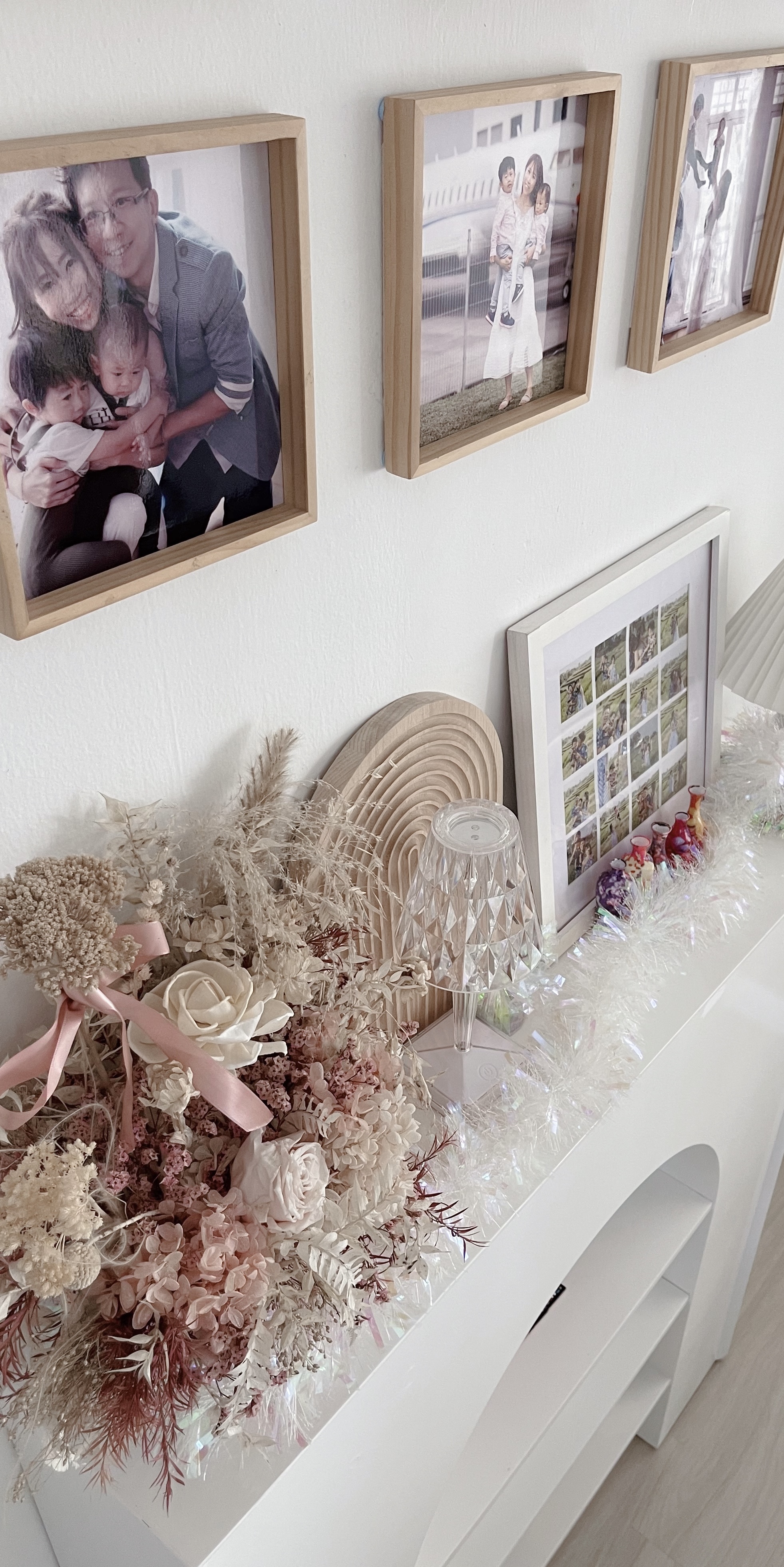 Entryway | Nordic-Scandi vibes - Family portrait, wooden frame, family bonding, children, parents, smiling, white walls, soft