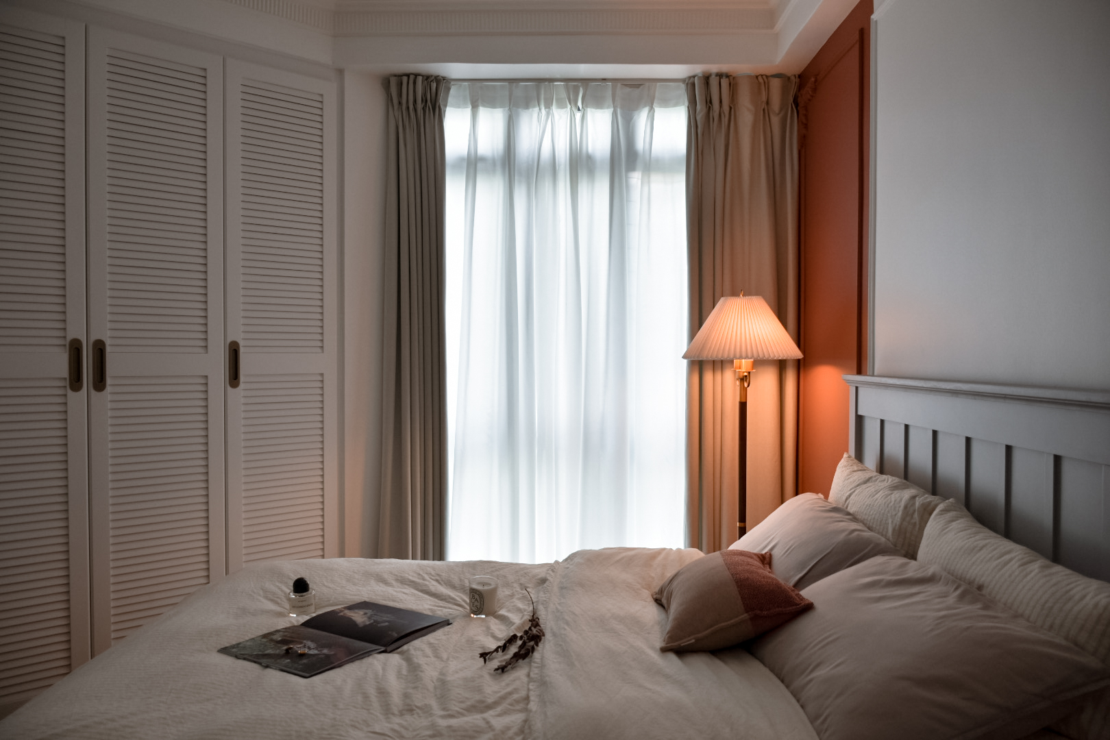 Guest-Room:-A-Colorful-Retreat