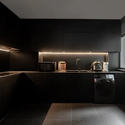 Customer home photo 16: Dark and Modern Kitchen