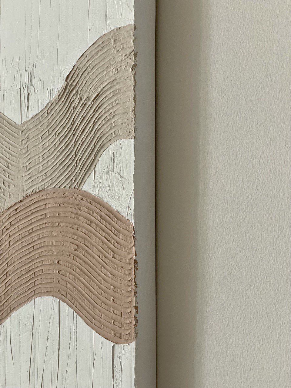 Minimalistic Living Room for all your Movie Nights - Curved molding, textured wall, architectural detail, molding design