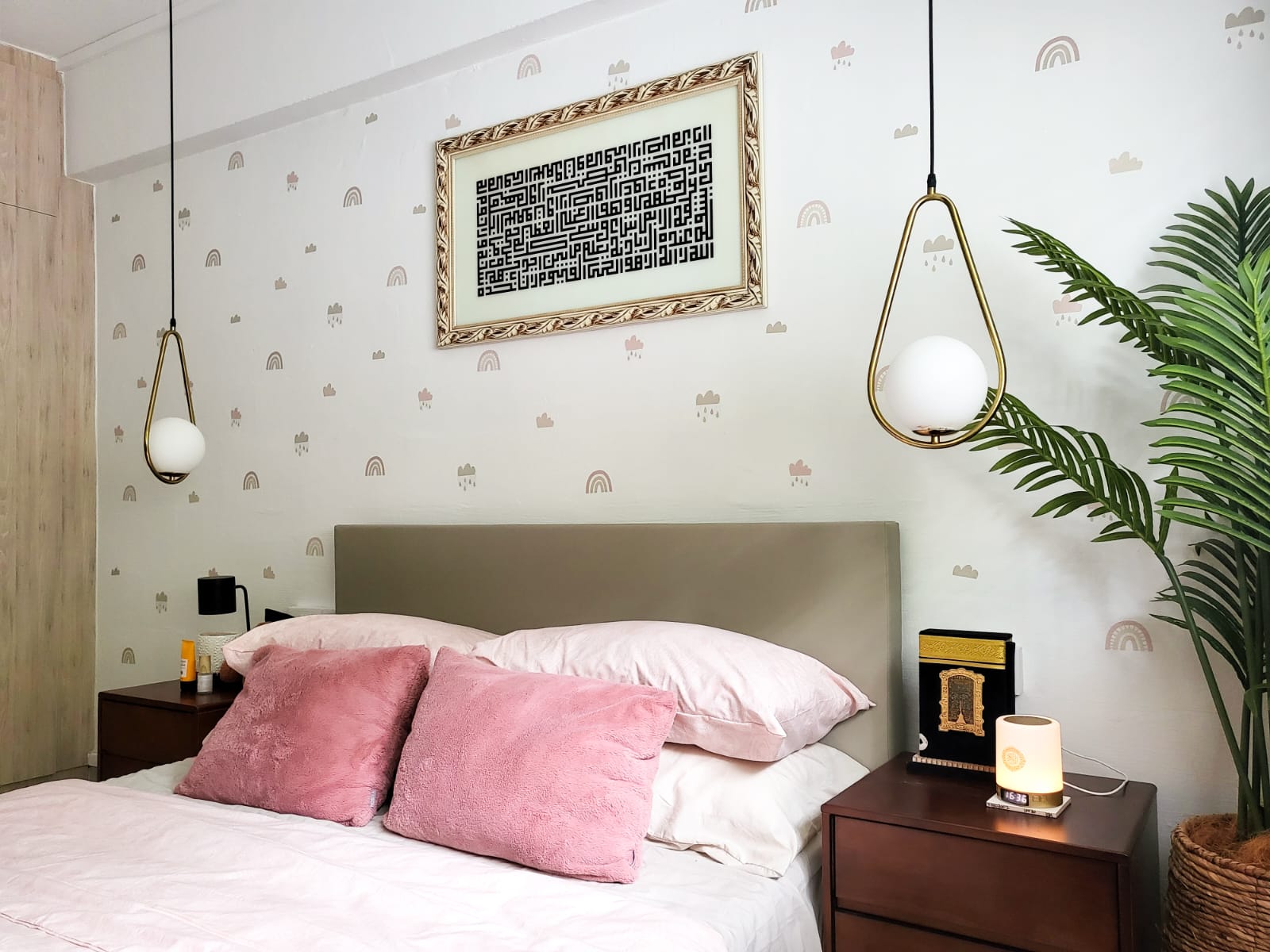Mid Century Modern Bedroom for the Kids  - Wallpaper with rainbow and cloud motifs, modern pendant lights with gold and white