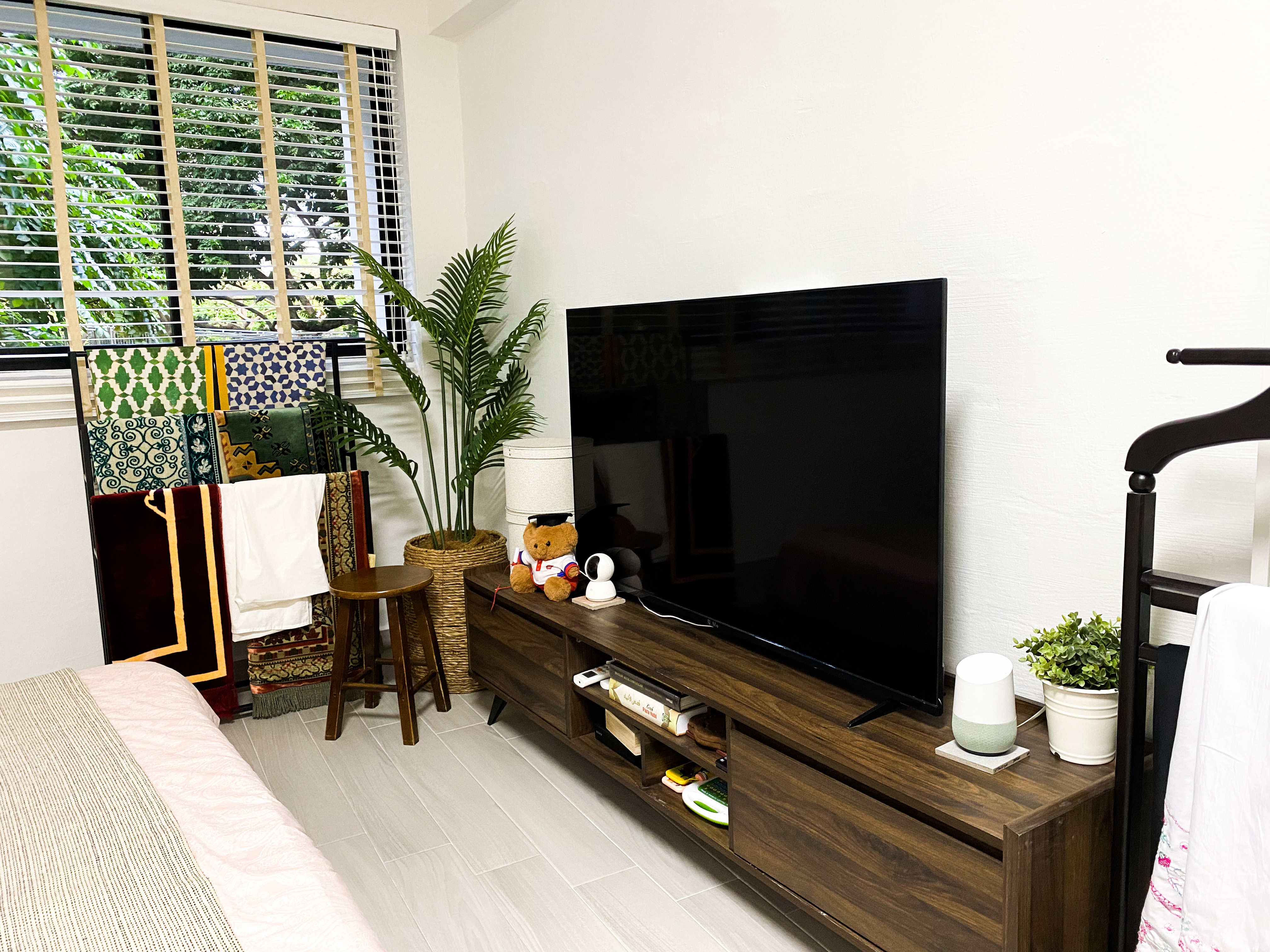 Mid Century Modern Bedroom for the Kids  - Large flat-screen TV, modern decor, cozy living room, comfortable seating, indoor