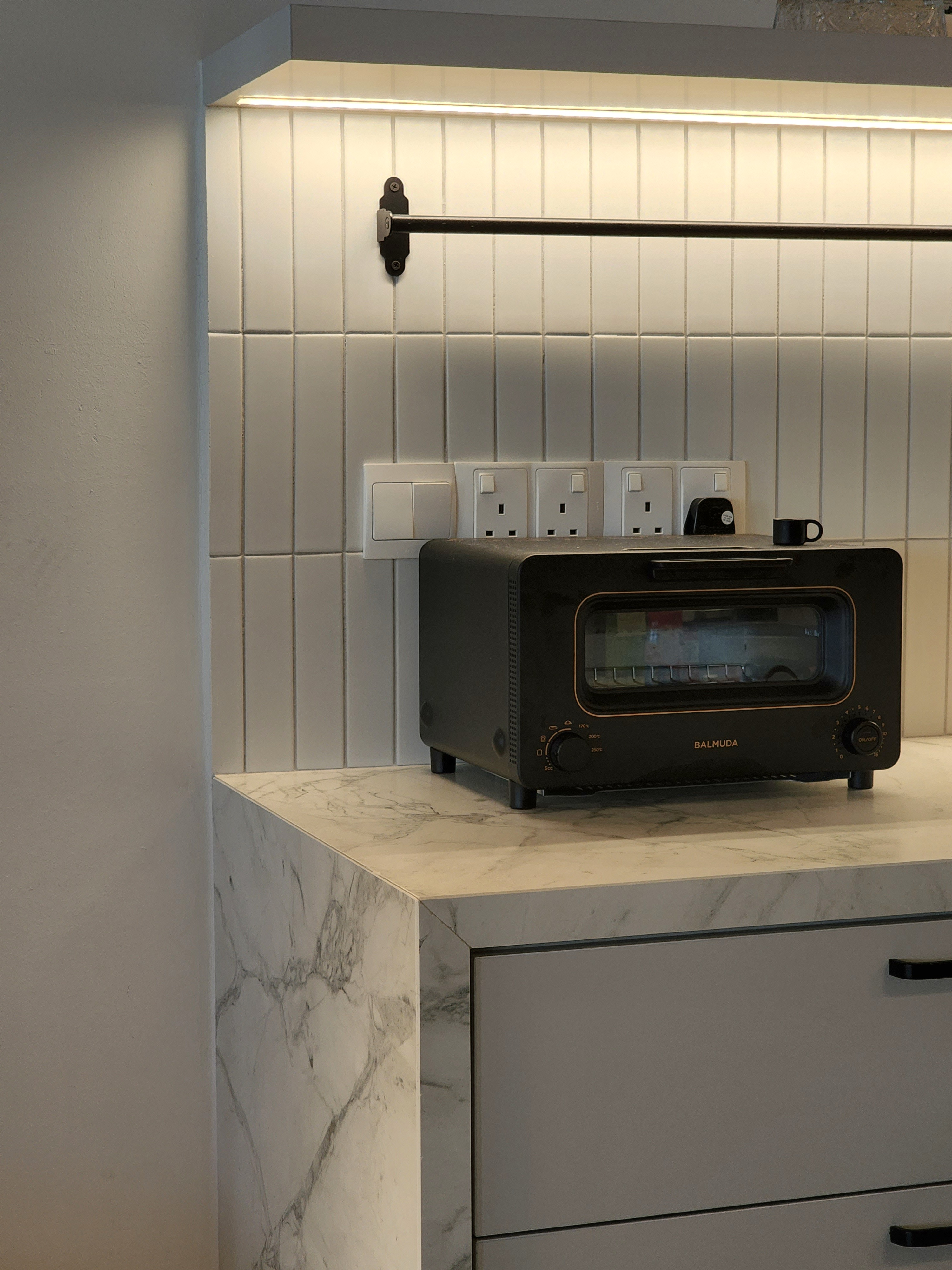 Transforming a 1980s wall kitchen