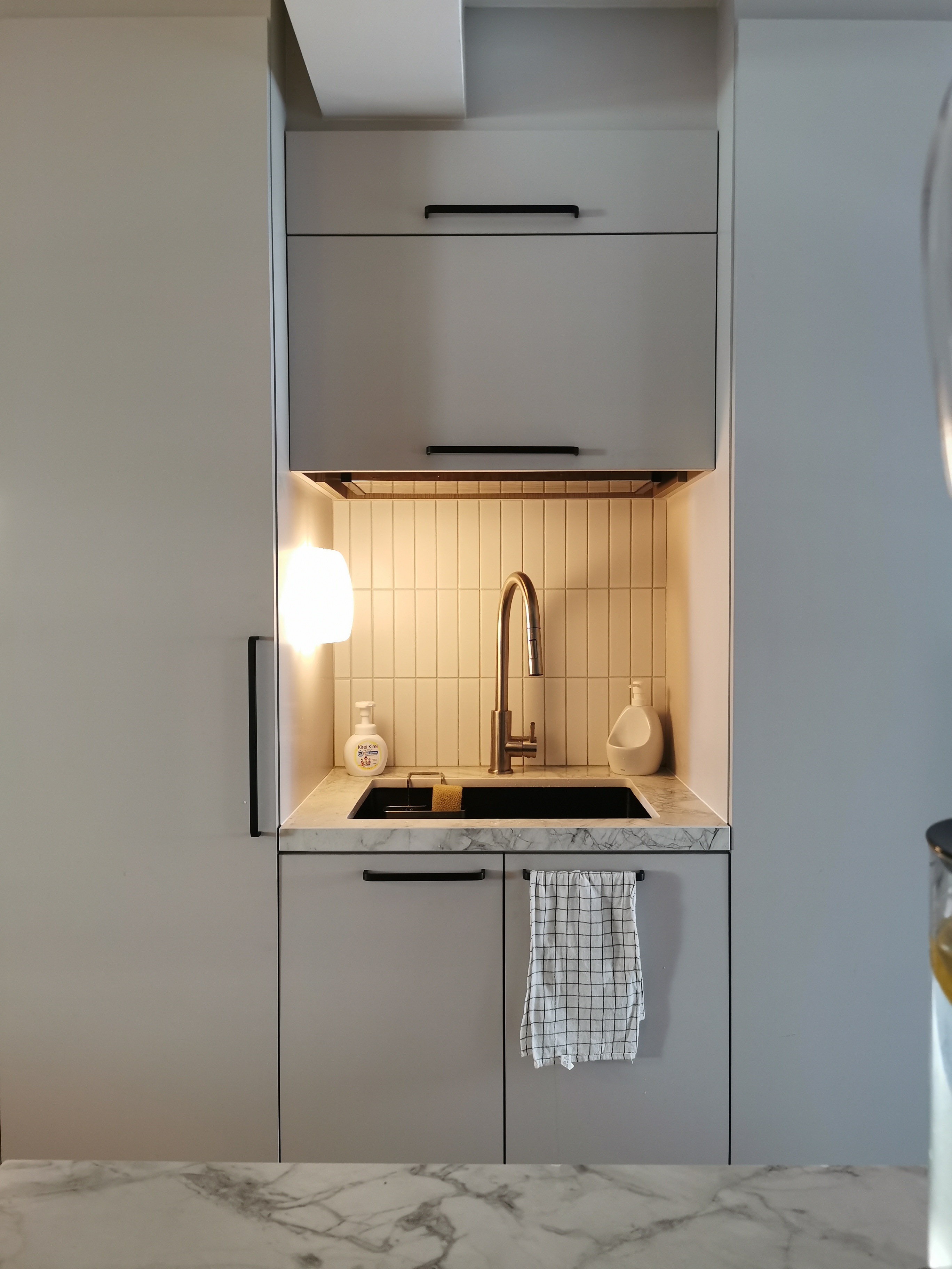 Transforming a 1980s wall kitchen - modern kitchen, minimalist design, sleek cabinets, under-counter sink, marble countertop