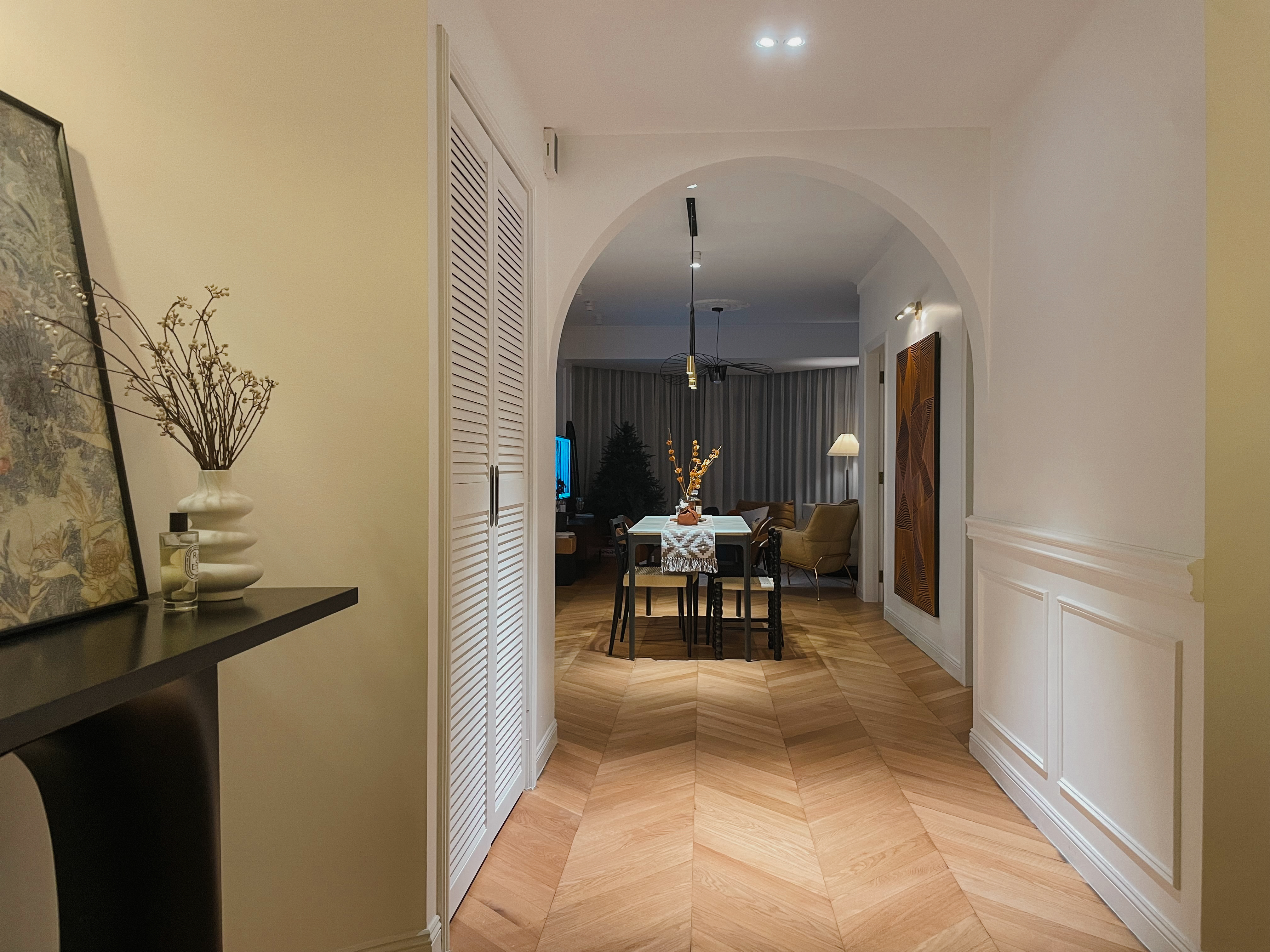 Archway-Ambiance:-Elevating-Your-Entry-with-Timeless-Design