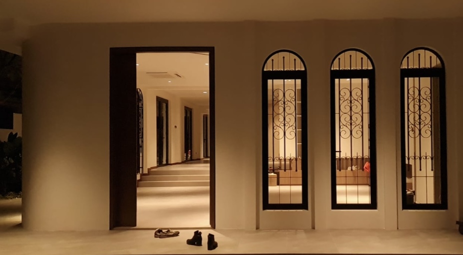 60’s grilles in a newly constructed house - Modern architecture, minimalist design, spacious interior, well-lit hallway