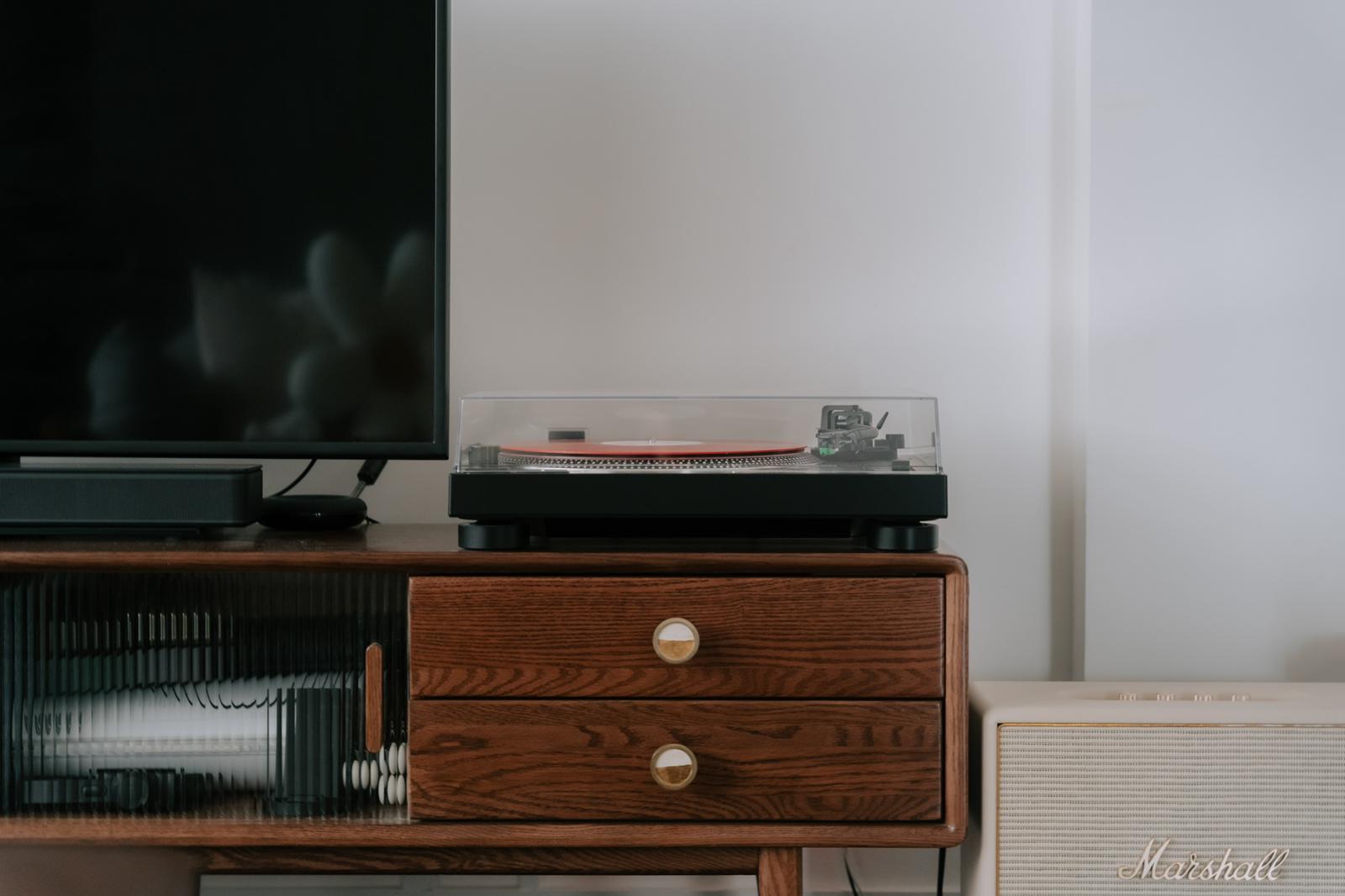 Sleepy & Cozy 5-room Resale | Mid-Century Boho Reno <40K - Vintage marshall amplifier, retro television, wooden cabinet