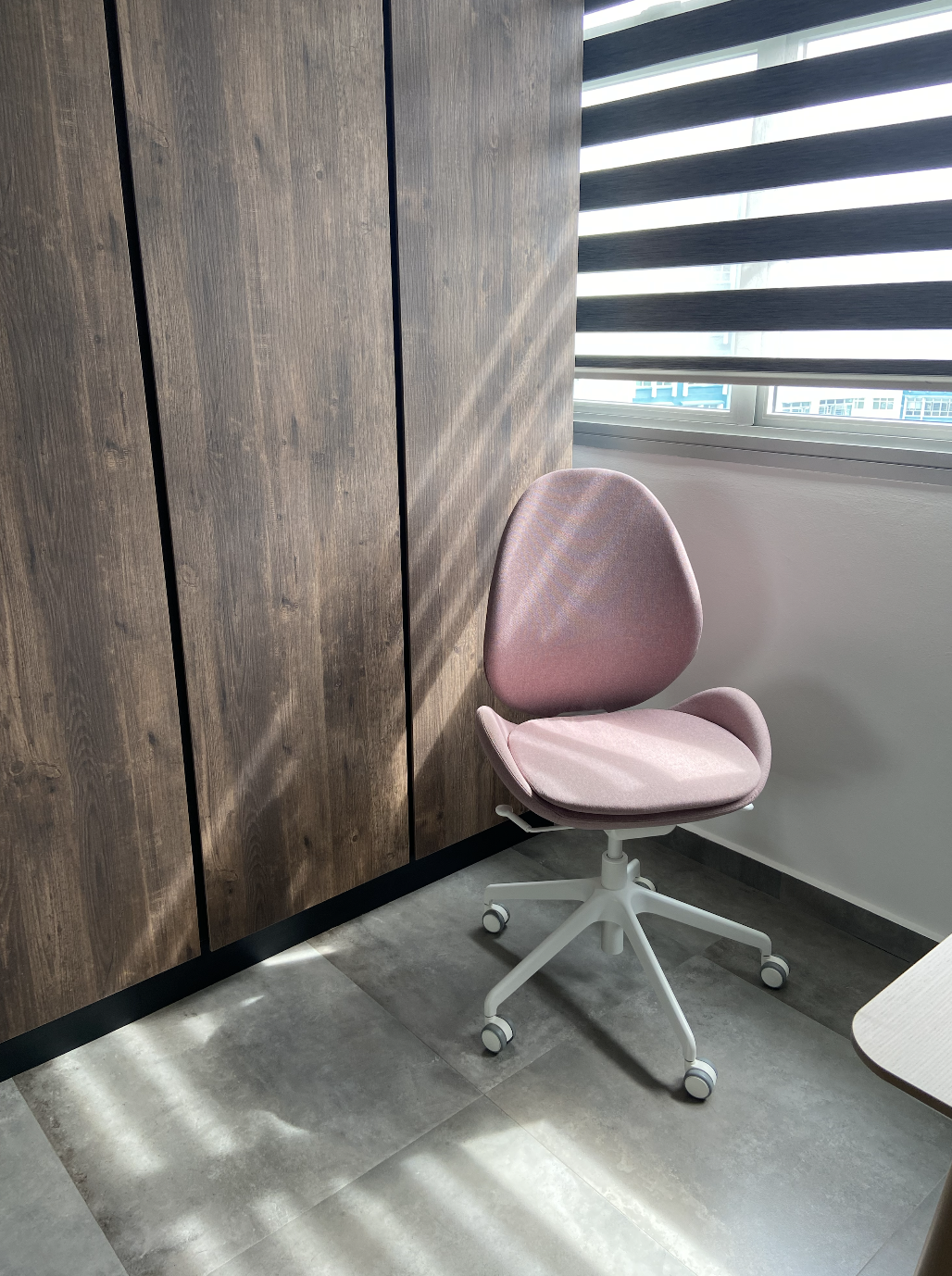 Slow living @slow.ferns - Wooden wall, modern office, pink chair, white wheels, window blinds, natural light, minimalist